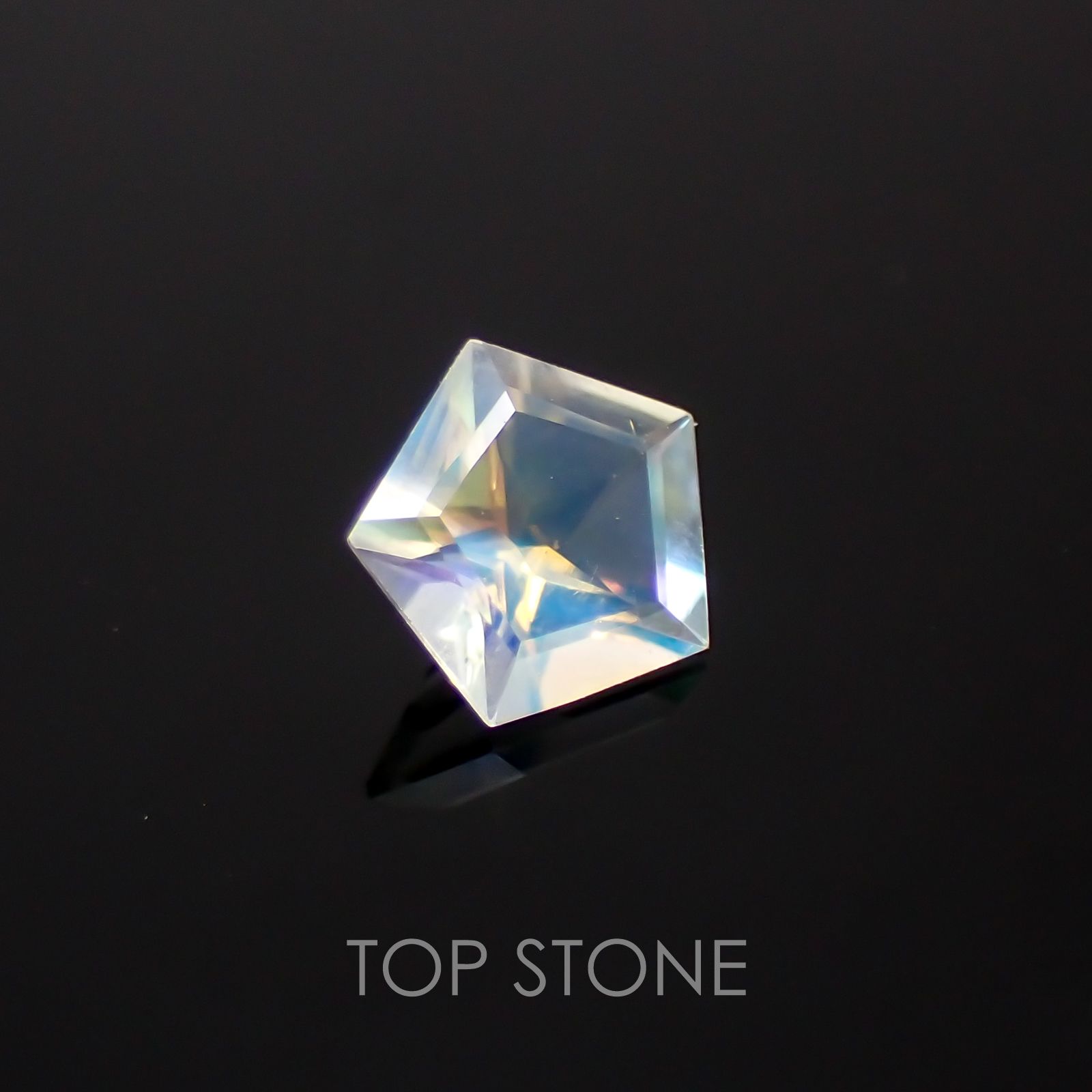 ◇ペンタゴンカット◇レインボームーンストーン(アンデシンラブラドライト) SA マダガスカル産 ルース 0.34ct[21059780]5.2×5.4mm前後