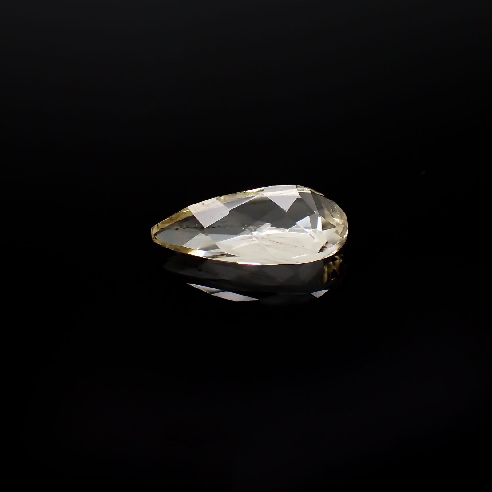 イエロースキャポライト(宝石名イエロー・スキャポライト)ブラジル・ミナスジェライス州産 識別済 1.39ct / 11.1x5.7mm前後 [251118021]