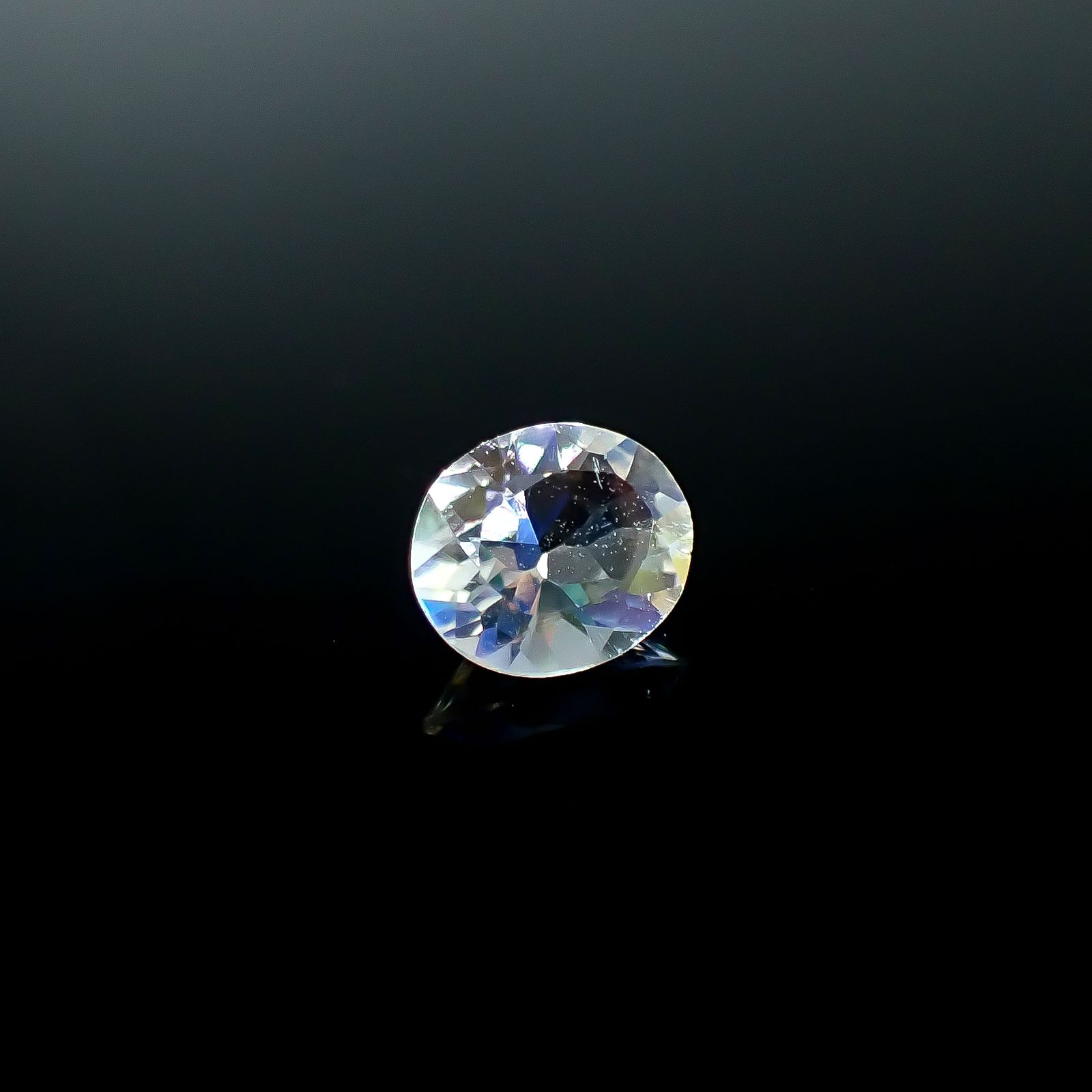 レインボームーンストーン タンザニア産 0.42ct [250730918]5.8x4.9mm前後
