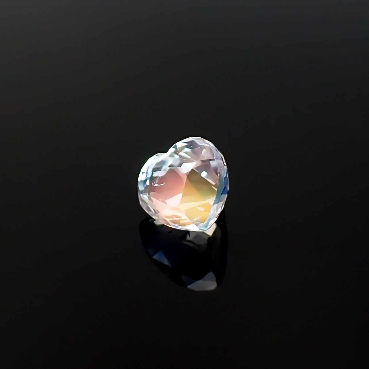 レインボームーンストーン マダガスカル産 0.58ct / 4.6x5.3mm前後 [260632379]