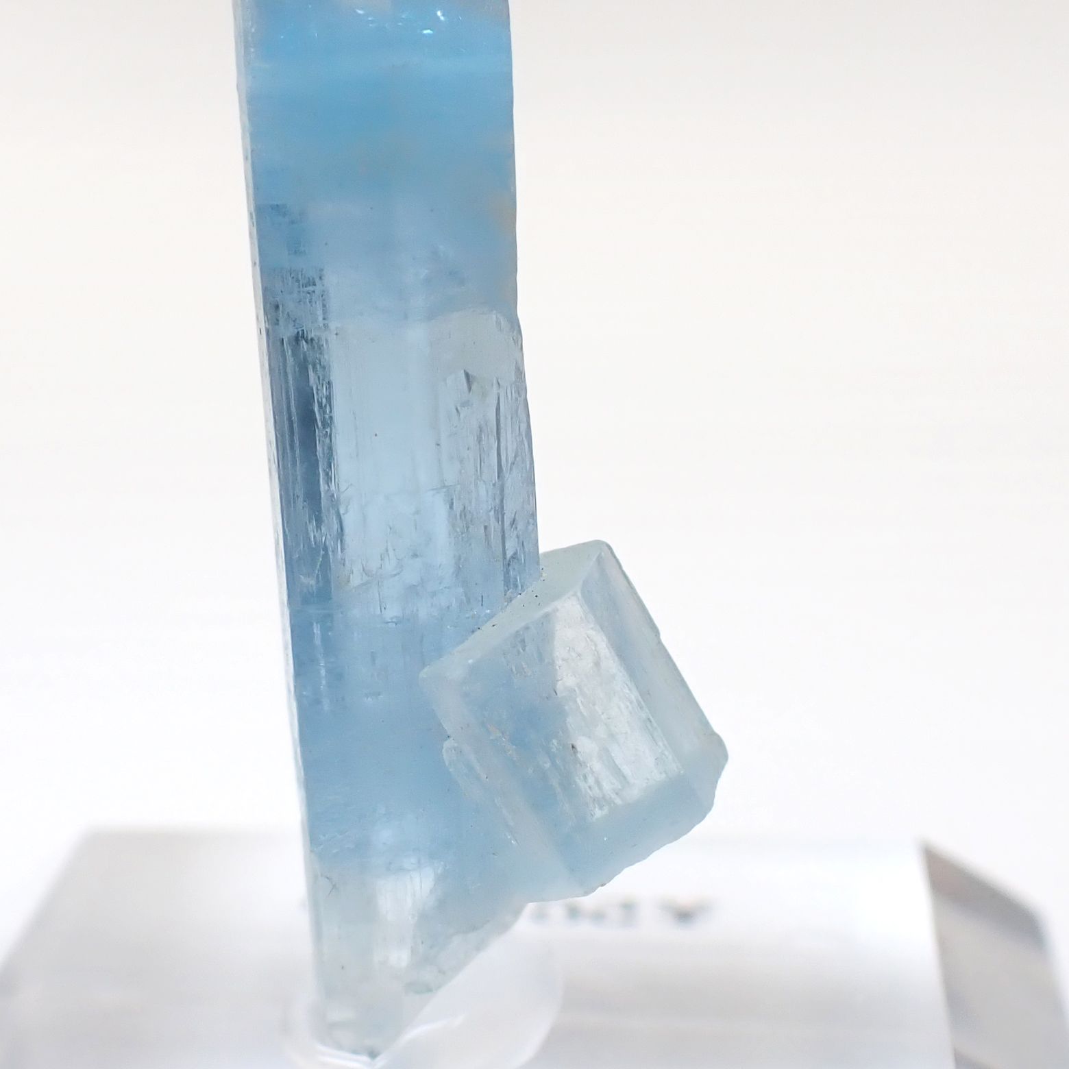 アクアマリン柱状結晶原石 ベトナム産 アクリル台座付き 13.02ct(2.60g) / 4.2x5.5x46.5mm前後 [260632333]