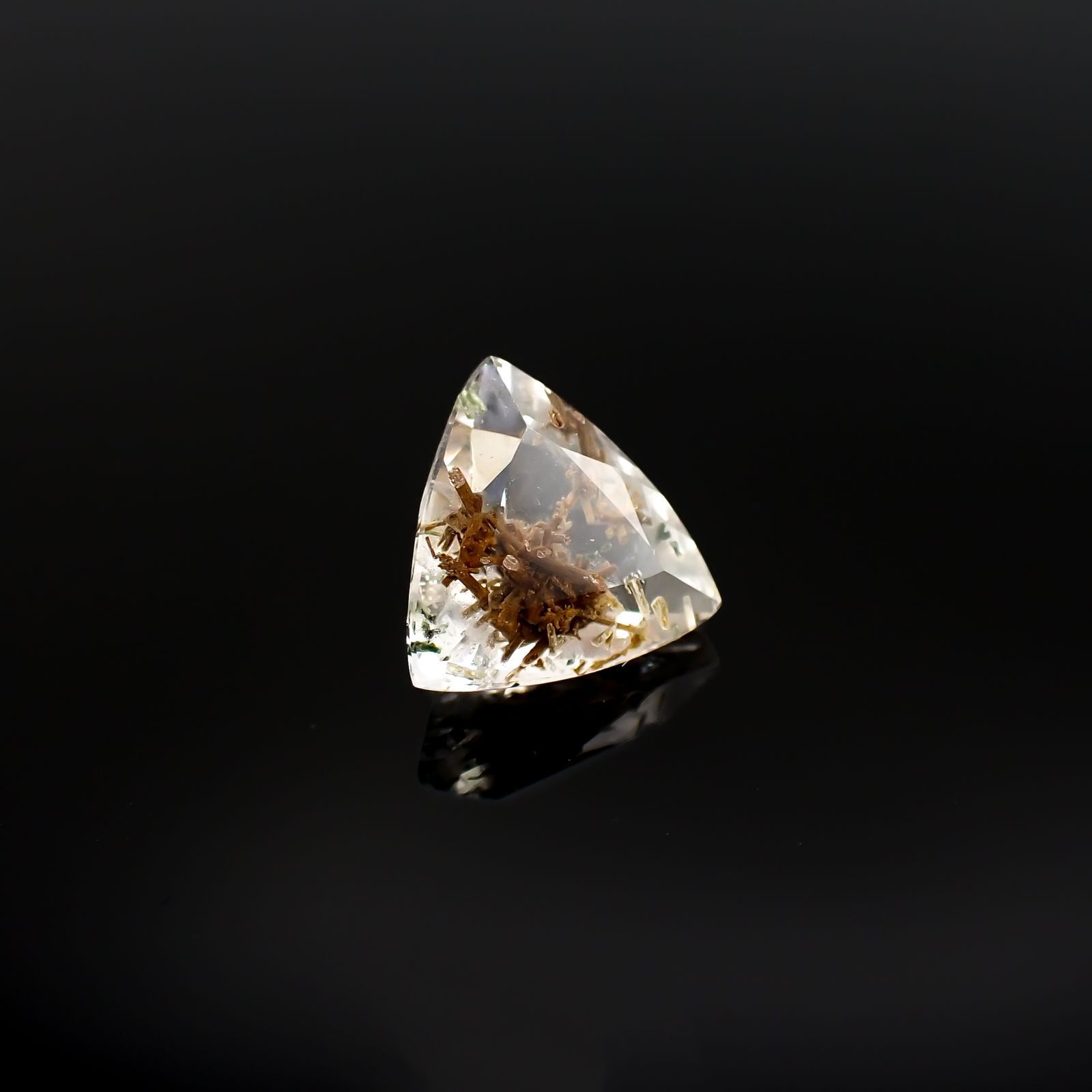 ヘデンベルジャイトインクォーツ インドネシア産 2.01ct[220917828]9.2x8.9mm前後