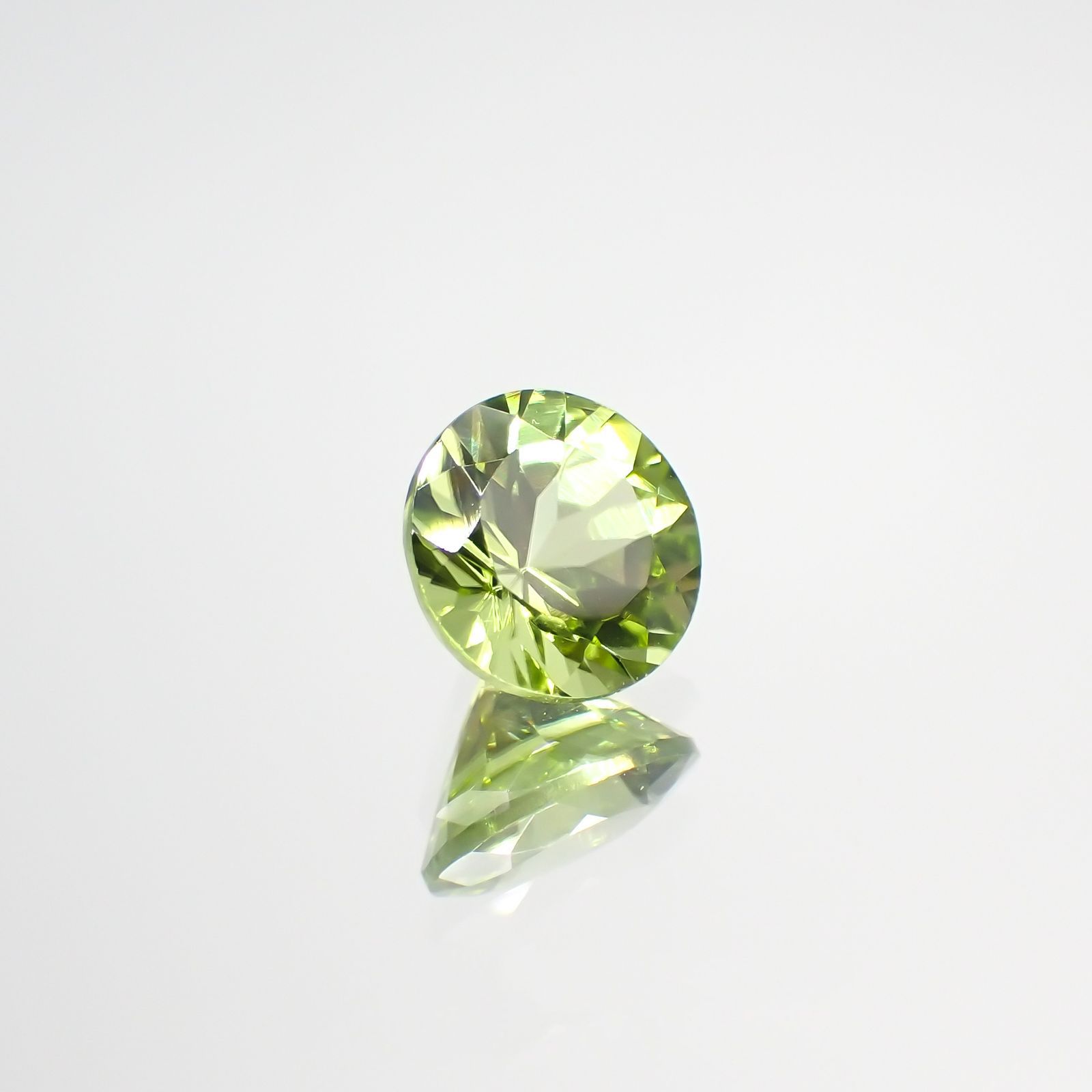 ペリドット(宝石名ペリドット) パキスタン産 1.10ct 識別済[210813070]6.4×6.4mm前後
