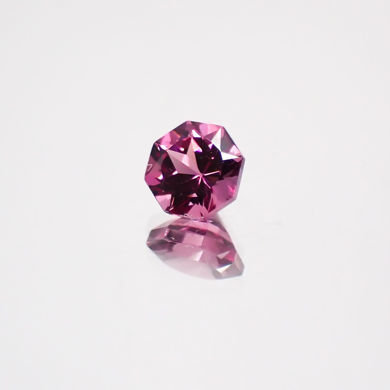 ◇オクタゴンカット◇マラヤガーネットSA(宝石名ガーネット) タンザニア産 0.40ct 識別済[210611033]4×4mm前後