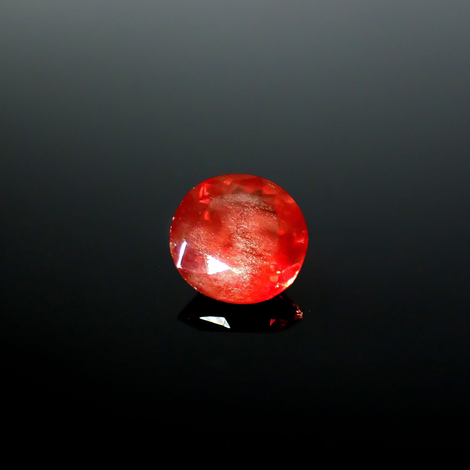 オレゴンサンストーン アメリカ・オレゴン州産 2.14ct [250931155]8.9x8.8mm前後