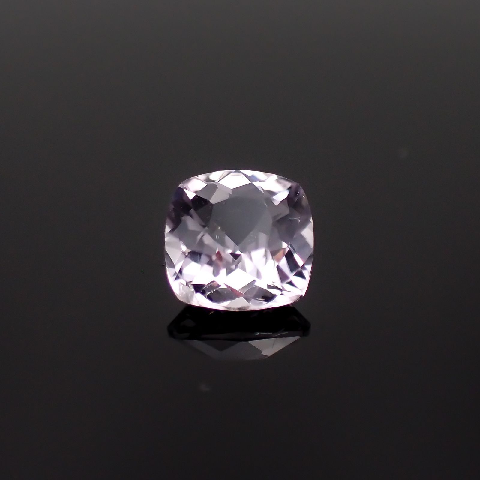 マリアライト フルオレッセンス(宝石名スキャポライト)スリランカ産 識別済 0.83ct / 6.2x6mm前後 [251021676]