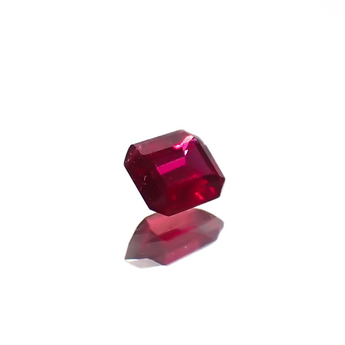 ルビー 非加熱 マダガスカル産 0.15ct[240326672]3.1x2.6mm前後