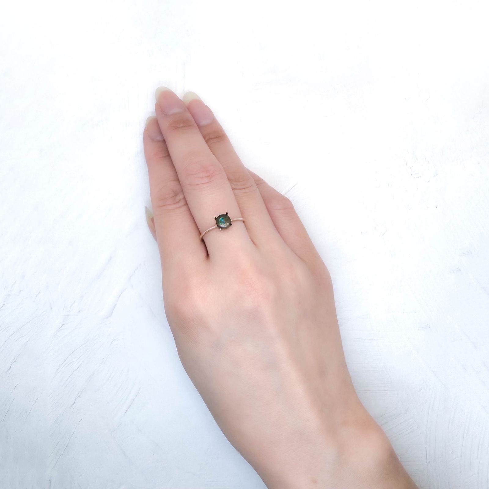 ウッドオパール オーストラリア産 0.57ct / 5.6x5.3mm前後 [251031202]