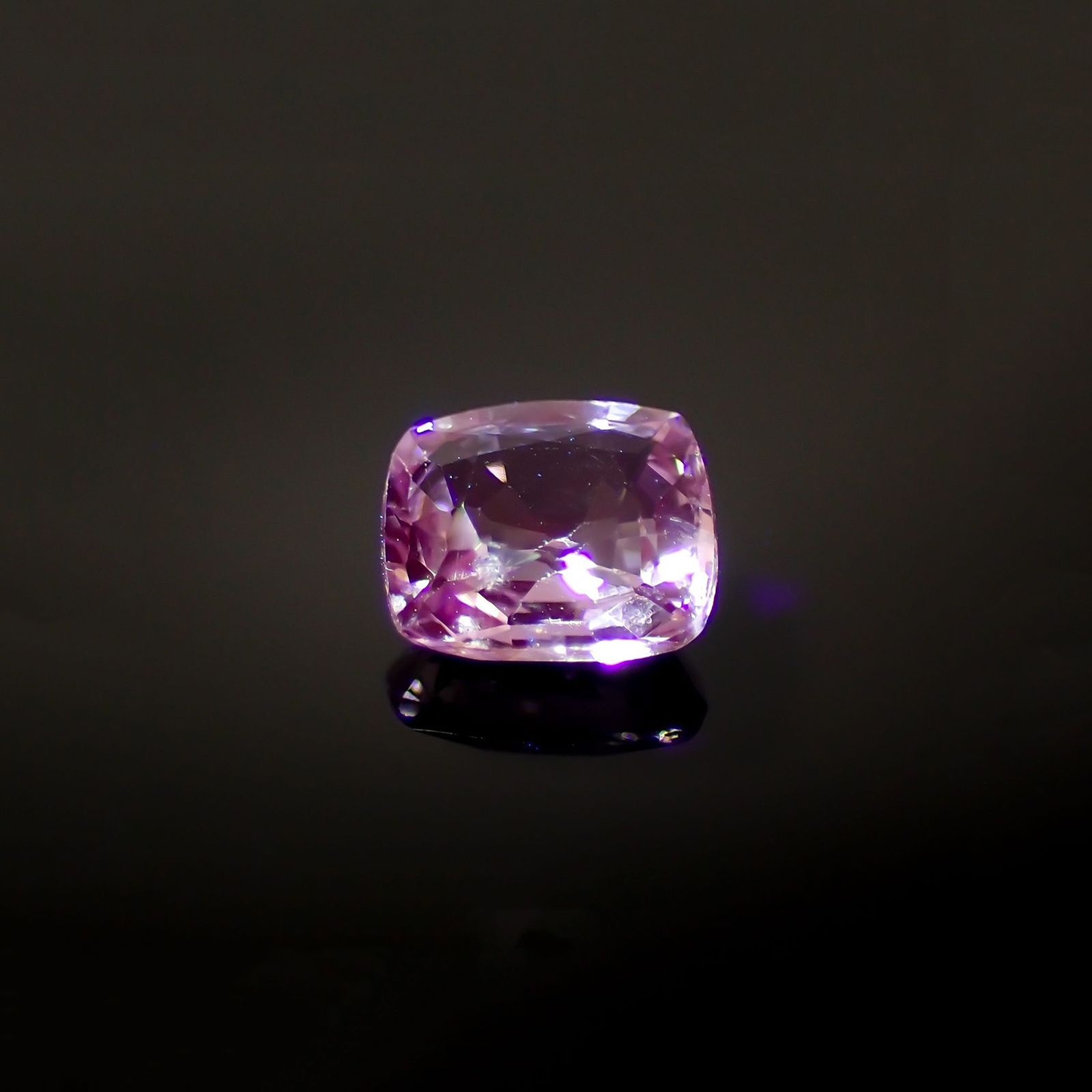 パープルスピネル(宝石名スピネル)ビルマ産 識別済 0.80ct / 6.1x5.4mm前後 [231124306]