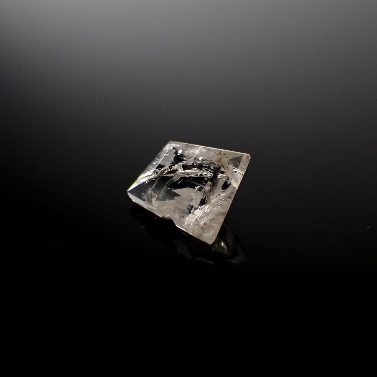 ◇カスタムカット◇ポードレッタイト(宝石名ポードレッタイト)ビルマ産 0.282ct ソ付(彩珠)[240628437]5.8x4.2mm前後