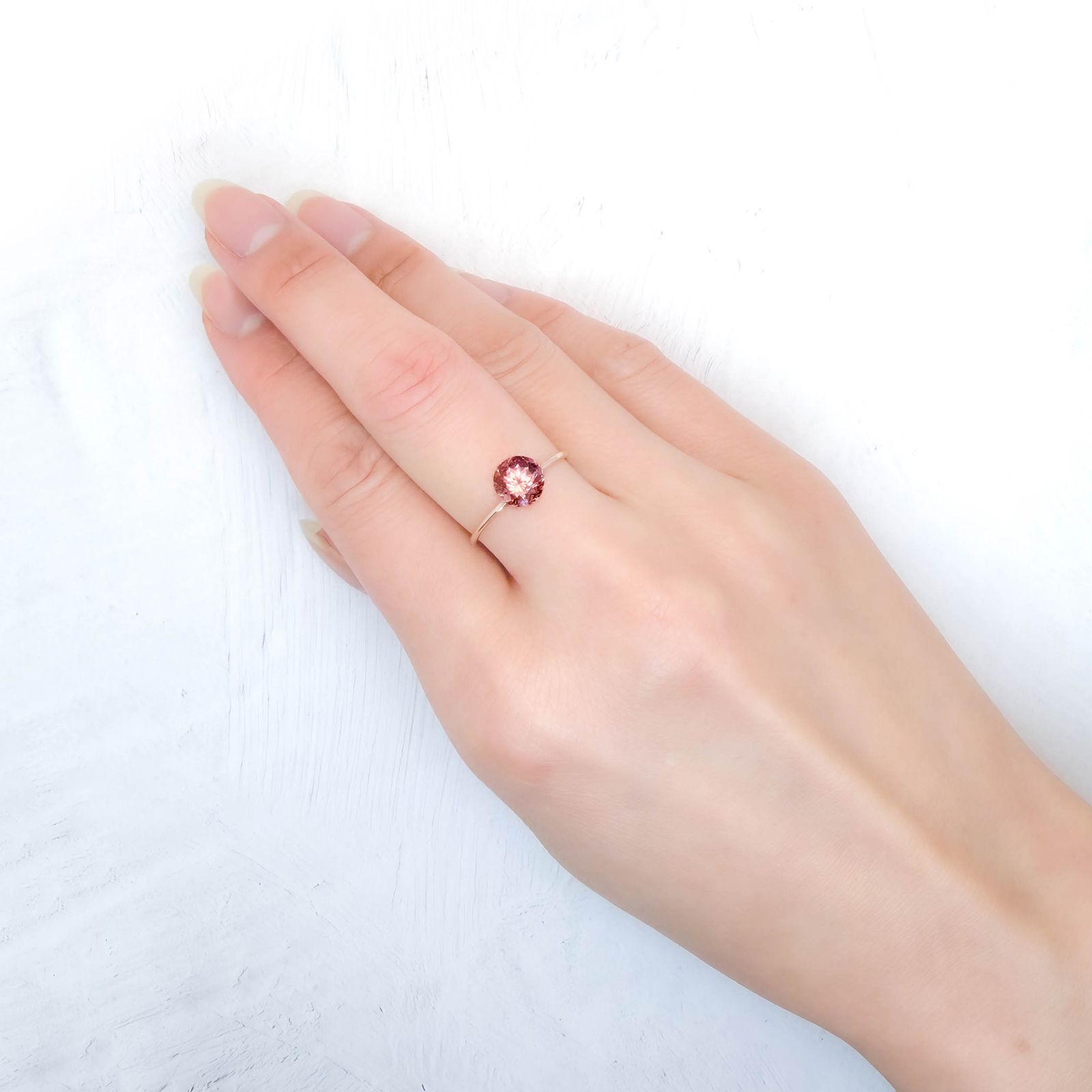 インペリアルピンクトパーズ(宝石名ピンク・トパーズ/別名インペリアル・ピンクトパーズ)ブラジル産 ソ付(彩珠) 1.590ct / 6.7x6.7mm前後 [251231539]