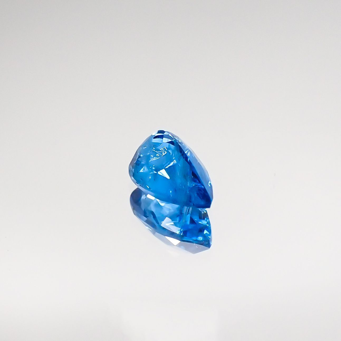 アウイナイト フルオレッセンス(宝石名アウイナイト) ドイツ産 0.272ct ソ付(日独)[210711628]5.5×3.4mm前後