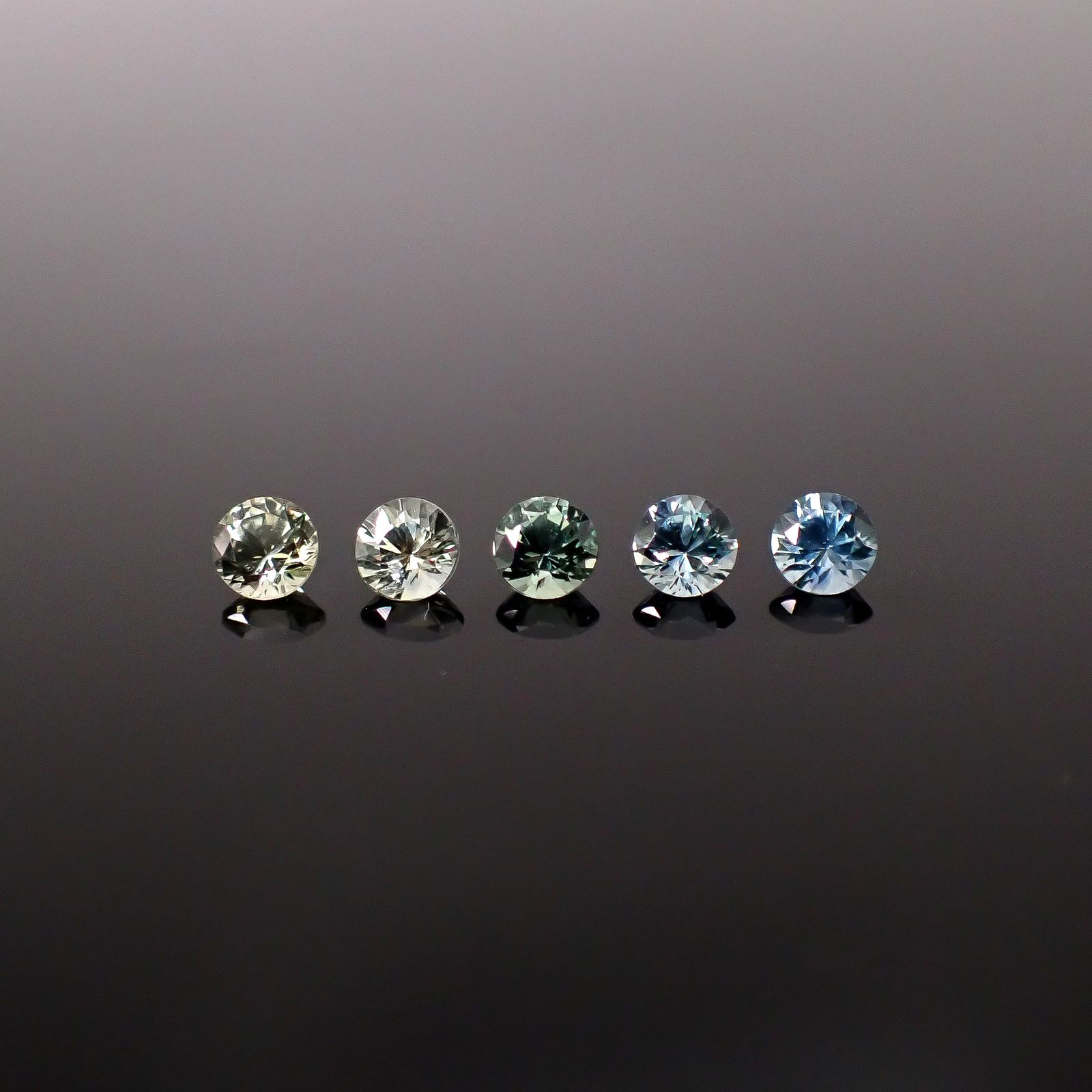 モンタナサファイア カラーグラデーション5個セット アメリカ・モンタナ州産 0.69ct(5pcs合計) / 2.9-3.0x2.9-3.0mm前後 [260131625]