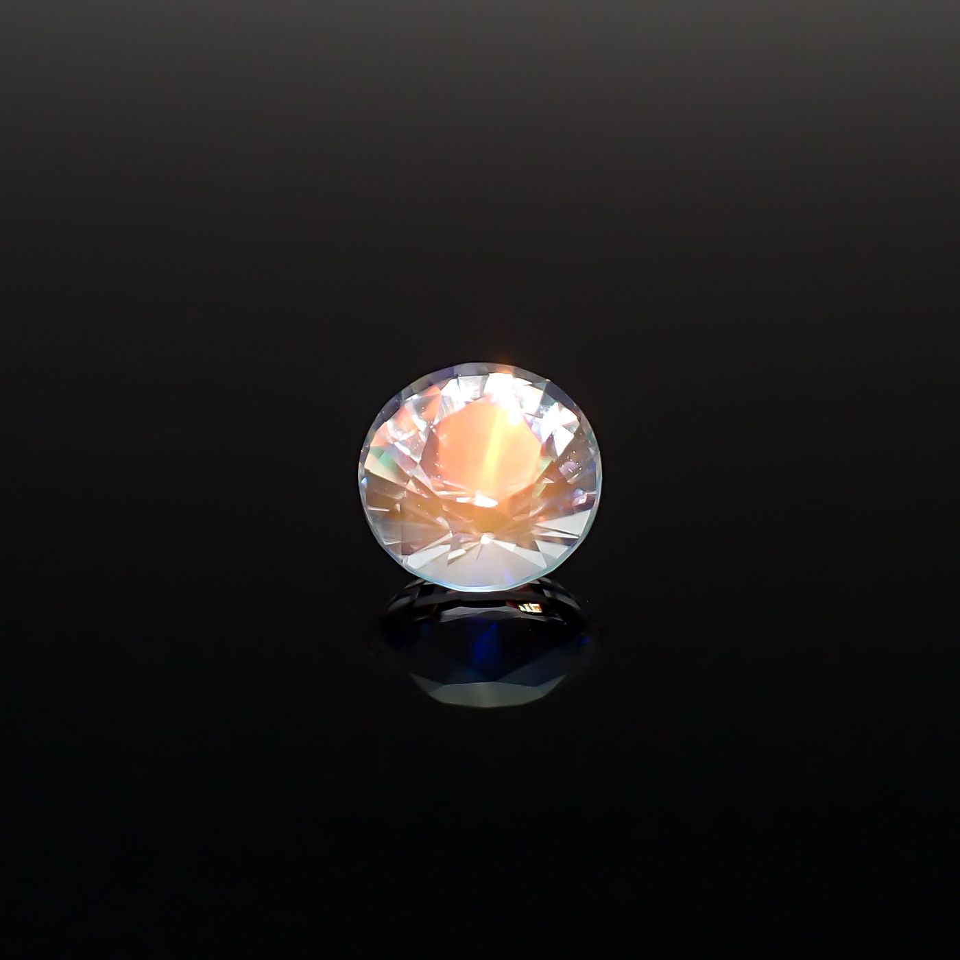 レインボームーンストーン マダガスカル産 0.88ct / 6.1x6.1mm前後 [260632385]