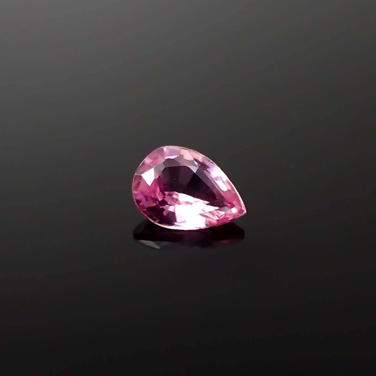 ネオンピンクサファイア スリランカ産 0.16ct[240226300]3.9x2.9mm前後
