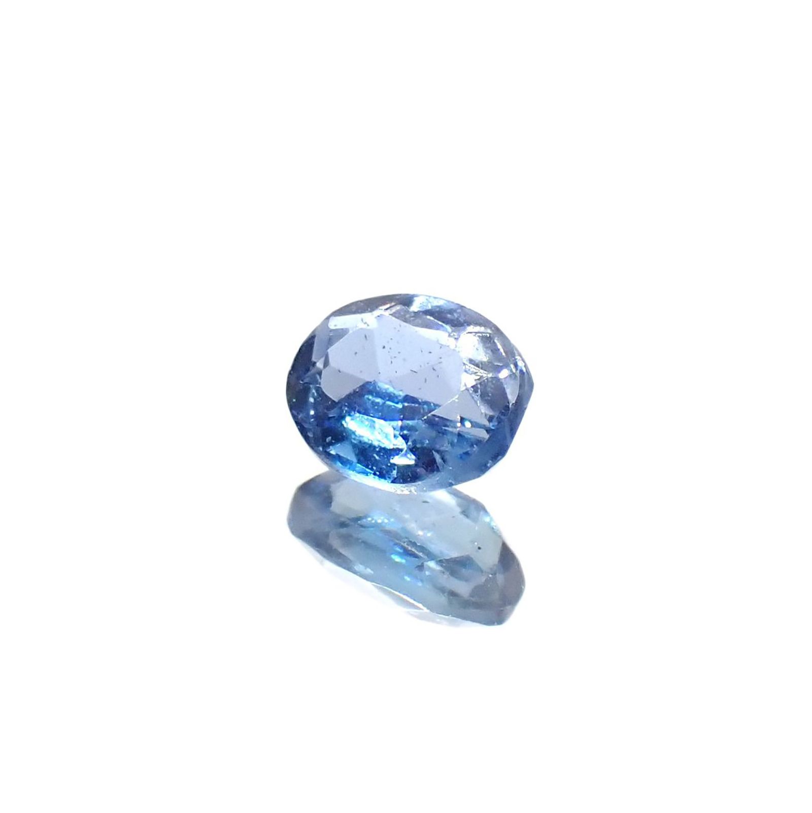 タトゥーアクアマリン ブラジル・ミナスジェライス州タトゥー鉱山産 0.19ct / 4.1x3.3mm前後 [260127176]