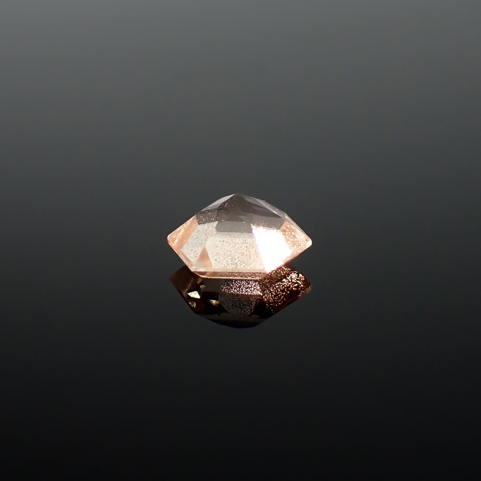 ◇ヘキサゴンカット◇オレゴンサンストーン アメリカ・オレゴン州産 0.44ct / 4.9x4.9mm前後 [260732646]