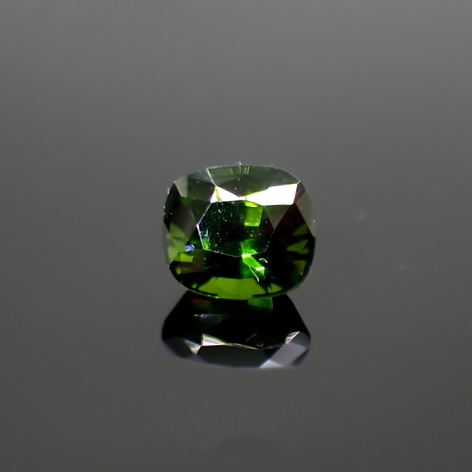 グリーンジルコン(宝石名ジルコン)スリランカ/カンボジア産 1.36ct 識別済[220114892]6.3x5.6mm前後