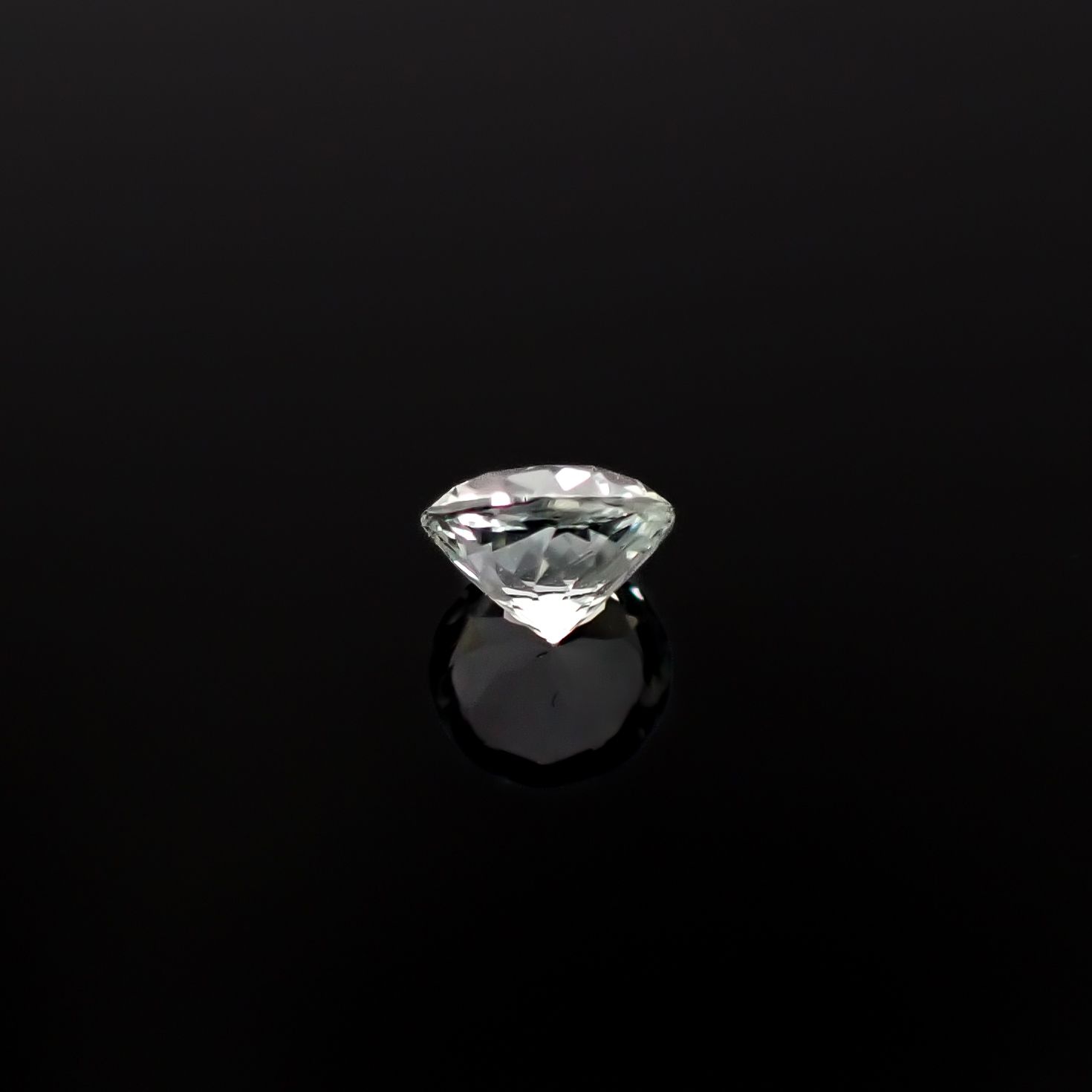 アクロアイト ナイジェリア産 0.29ct / 4.2x4.1mm前後 [251231354]