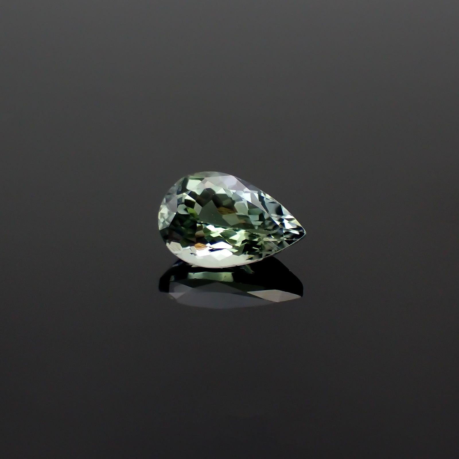 バイカラータンザナイト(宝石名タンザナイト/ゾイサイト)タンザニア産 1.53ct 識別済[230220619]9.2x5.9mm前後