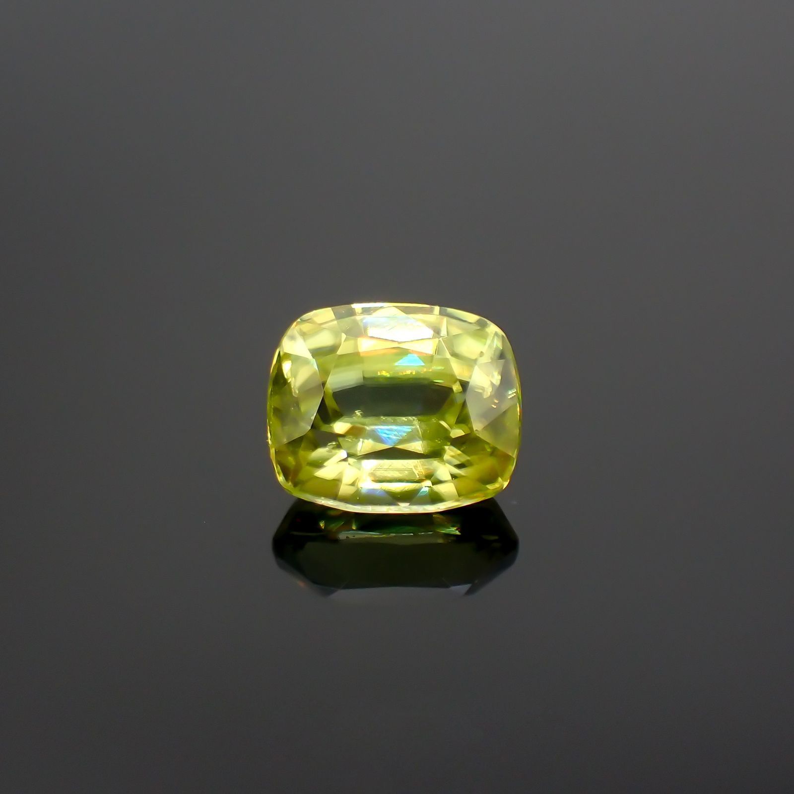 スフェーン(宝石名スフェーン) マダガスカル産 0.987ct ソ付(彩珠)[210712012]6.1×5.2mm前後