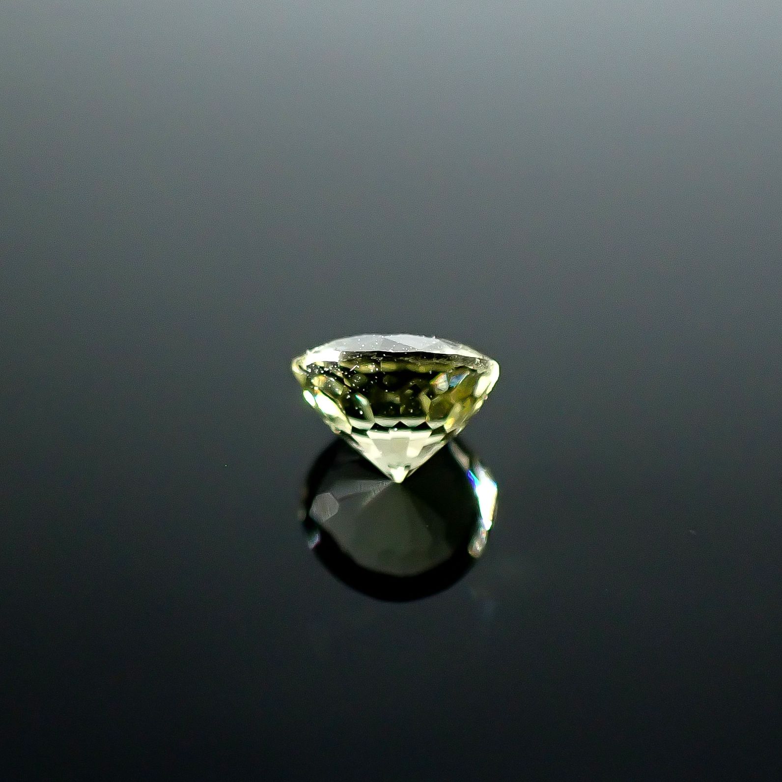 コーネルピン スリランカ産 0.60ct / 5.1x5mm前後 [251031231]