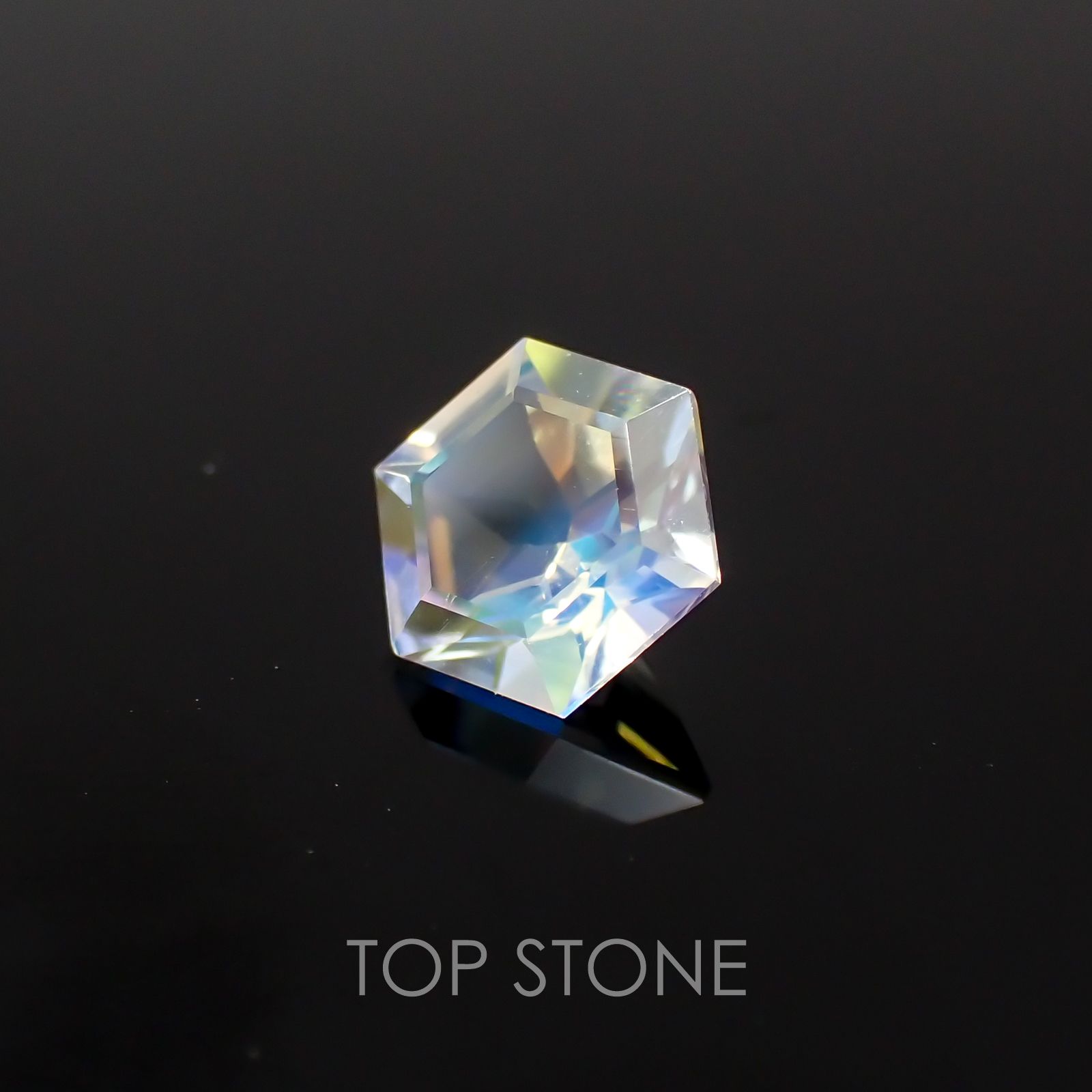 ◇ヘキサゴンカット◇レインボームーンストーン(アンデシンラブラドライト) SA マダガスカル産 ルース 0.49ct[21059778]5.1×5mm前後