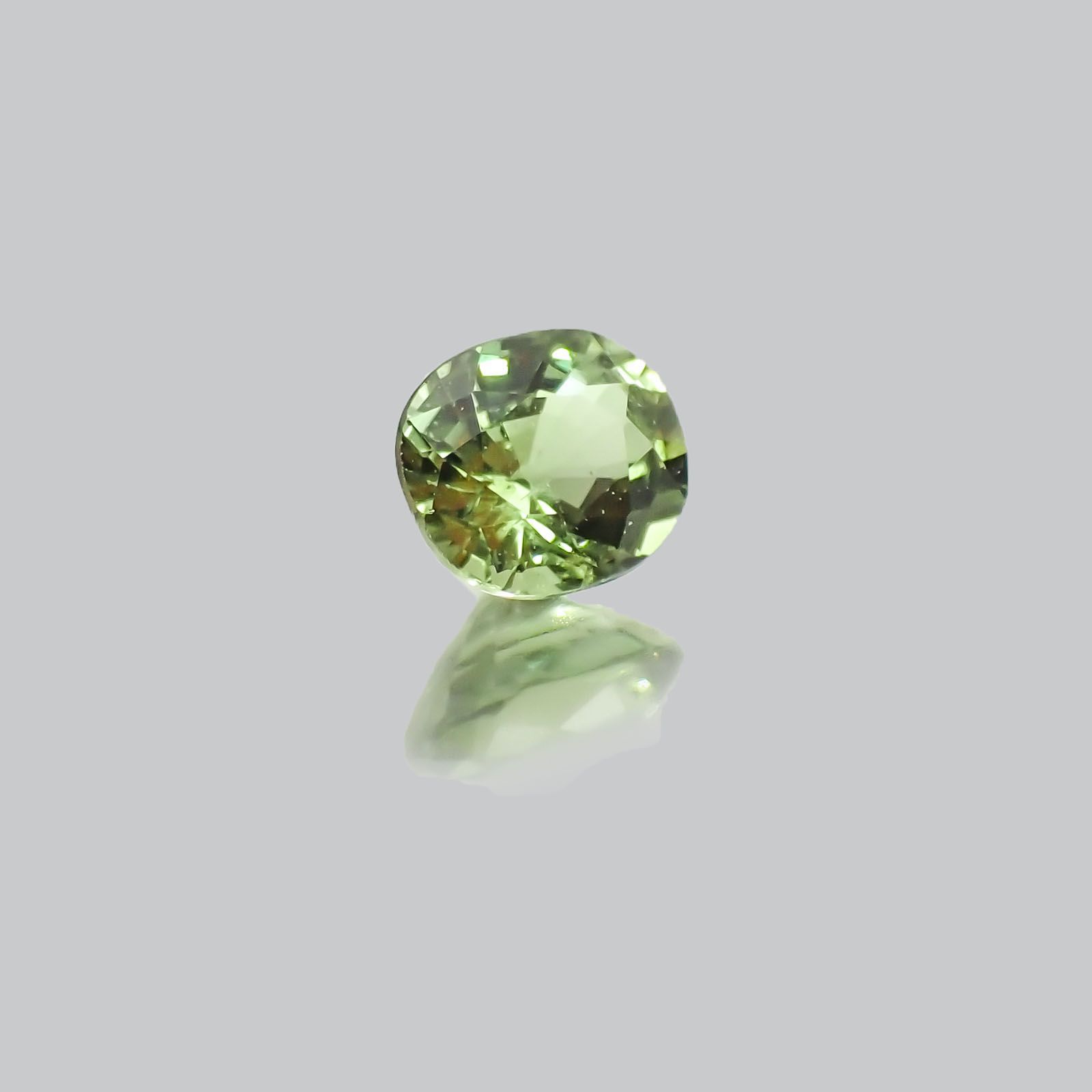 アレキサンドライト(宝石名アレキサンドライト) マダガスカル産 0.210ct ソ付(彩珠)[20117007]3.6×3.1mm前後