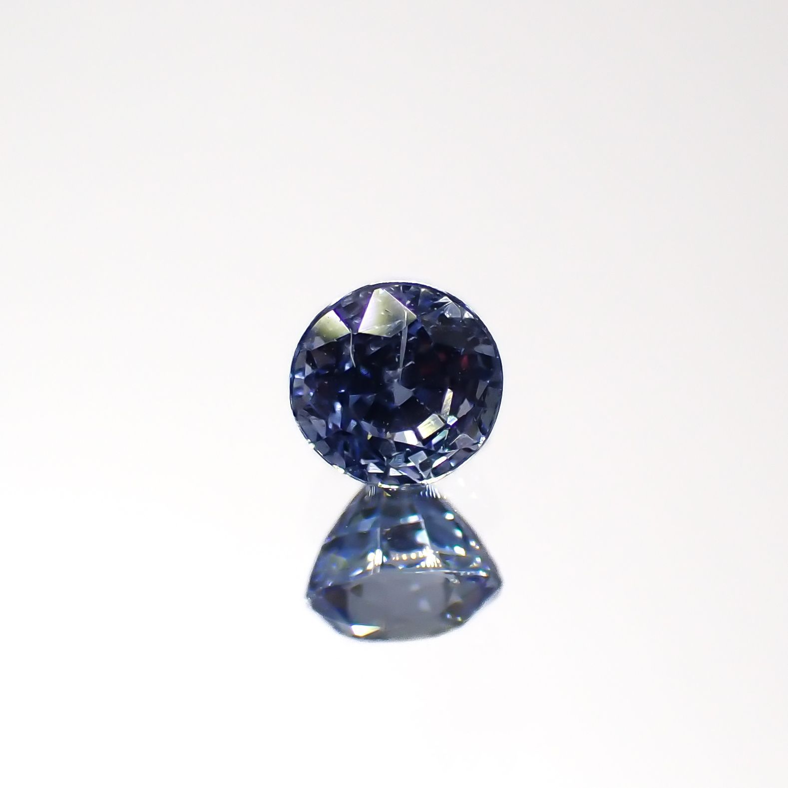 アイスブルーサファイア(宝石名サファイア)スリランカ/マダガスカル産 0.40ct 識別済[220515975]3.9x3.8mm前後
