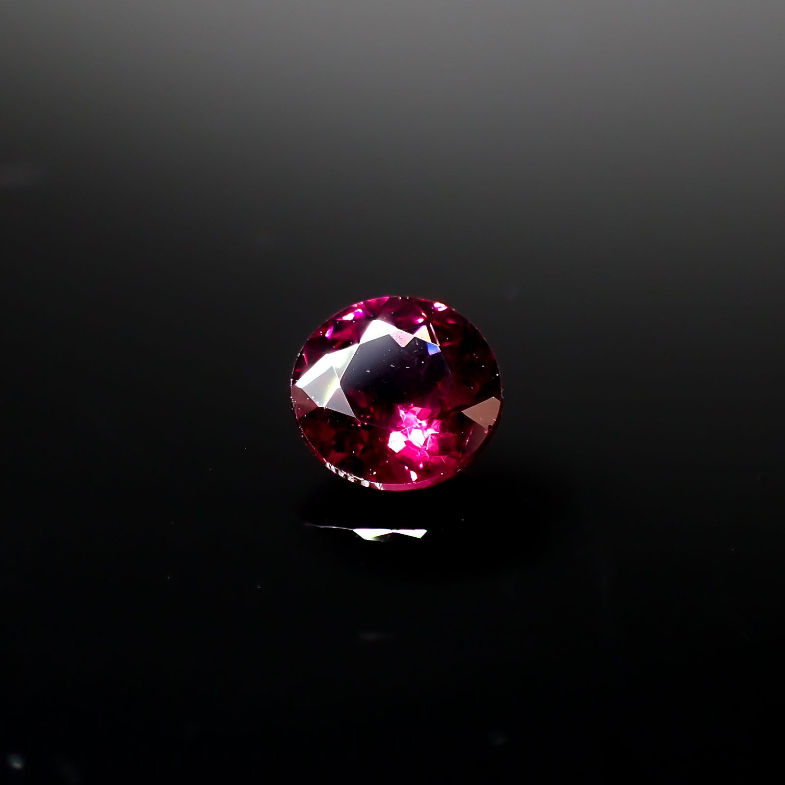ロードライトガーネット(宝石名ガーネット)ブラジル産 0.92ct 識別済[240928705]6.1x6mm前後