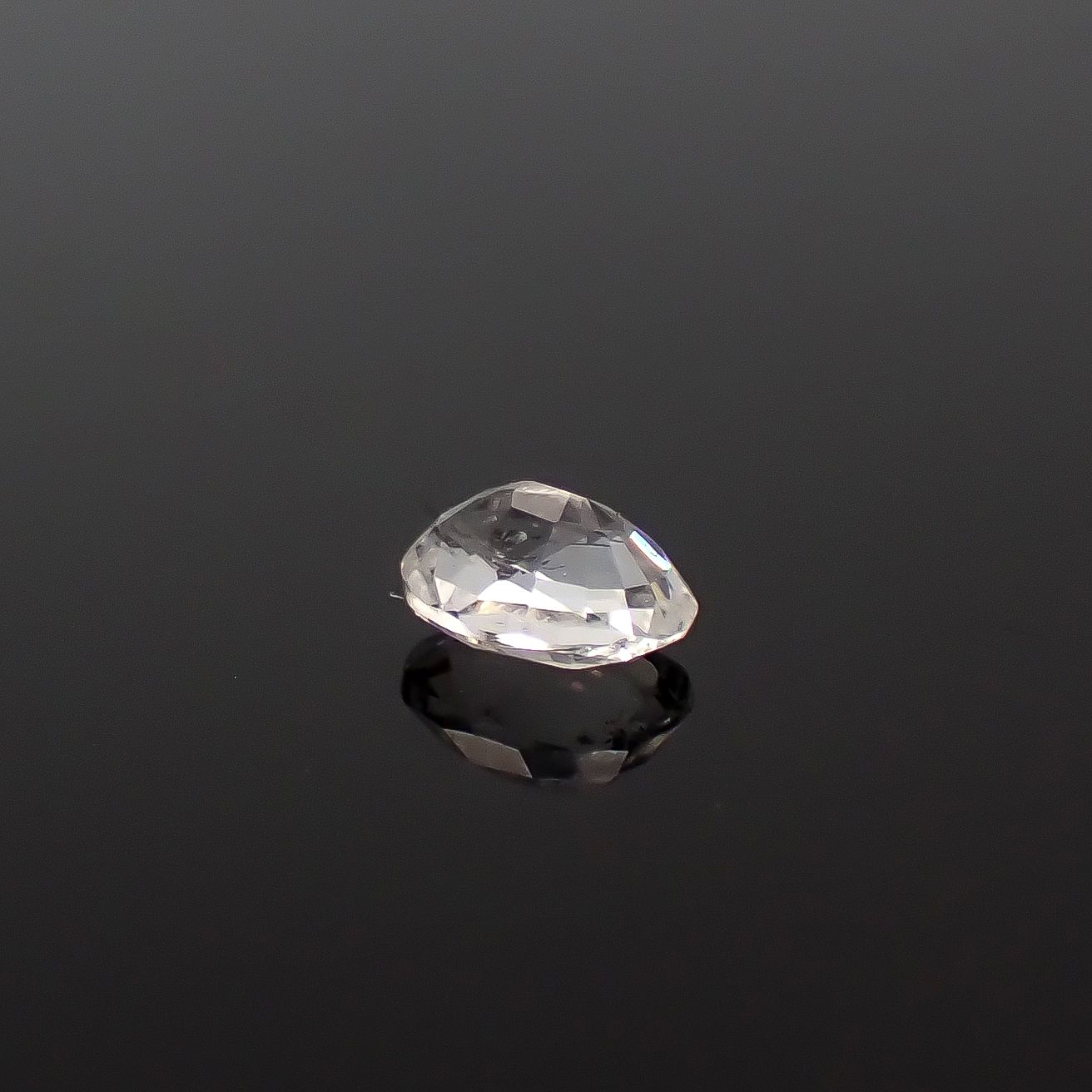テネブレッセンススキャポライト アフガニスタン産 0.25ct / 4.7x3.6mm前後 [260432044]