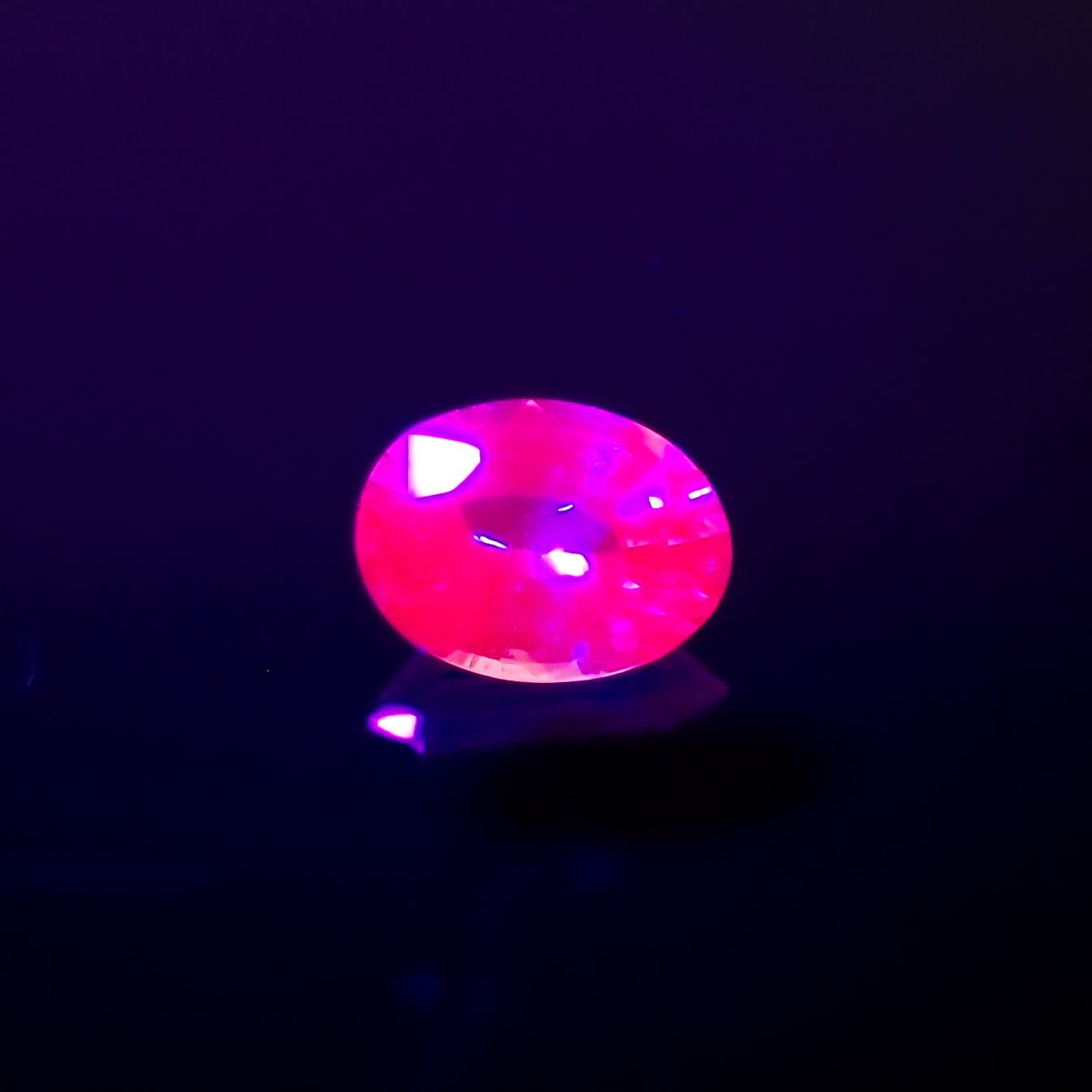 ネオンピンクサファイア スリランカ産 0.18ct[230421525]3.9x2.9mm前後
