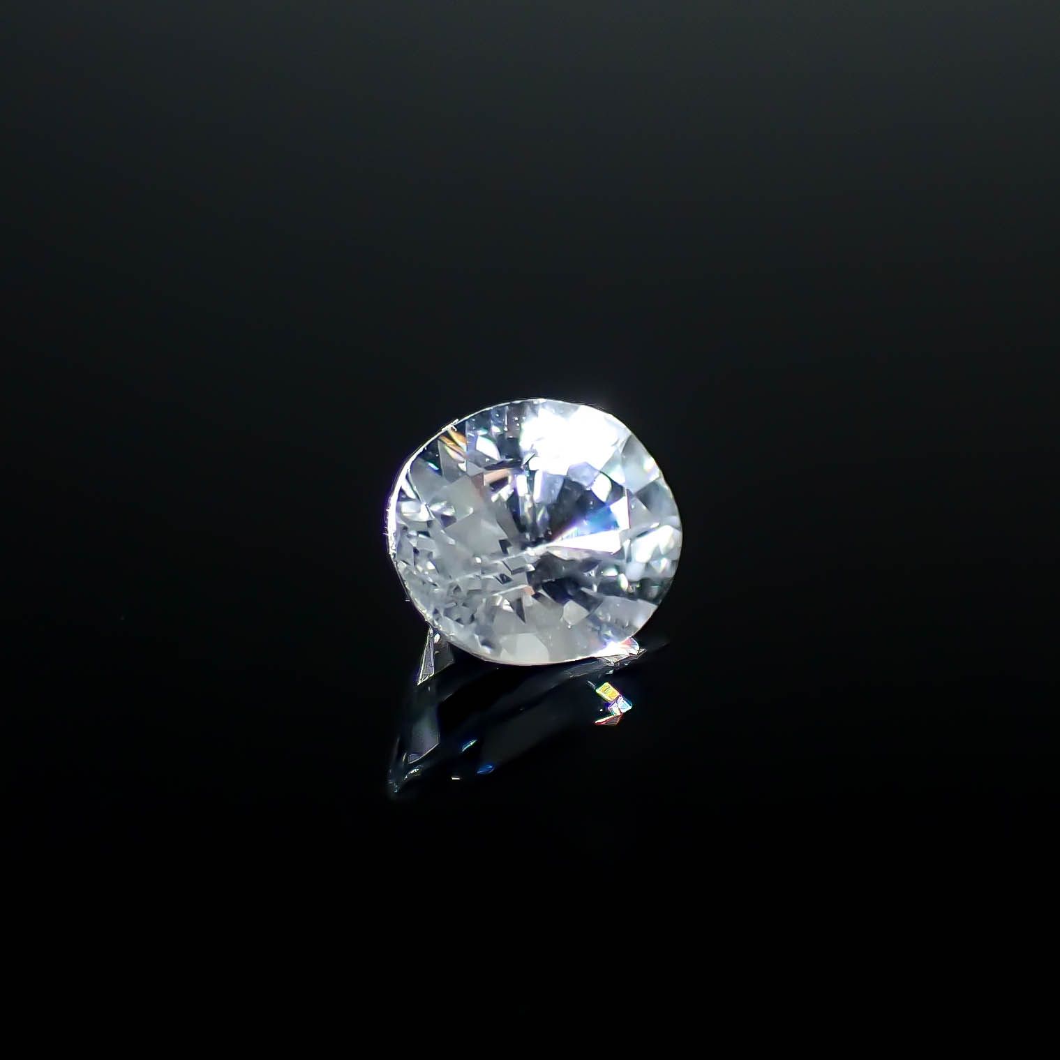 カラーレスサファイア スリランカ産 0.37ct [250830975]4.9x3.8mm前後