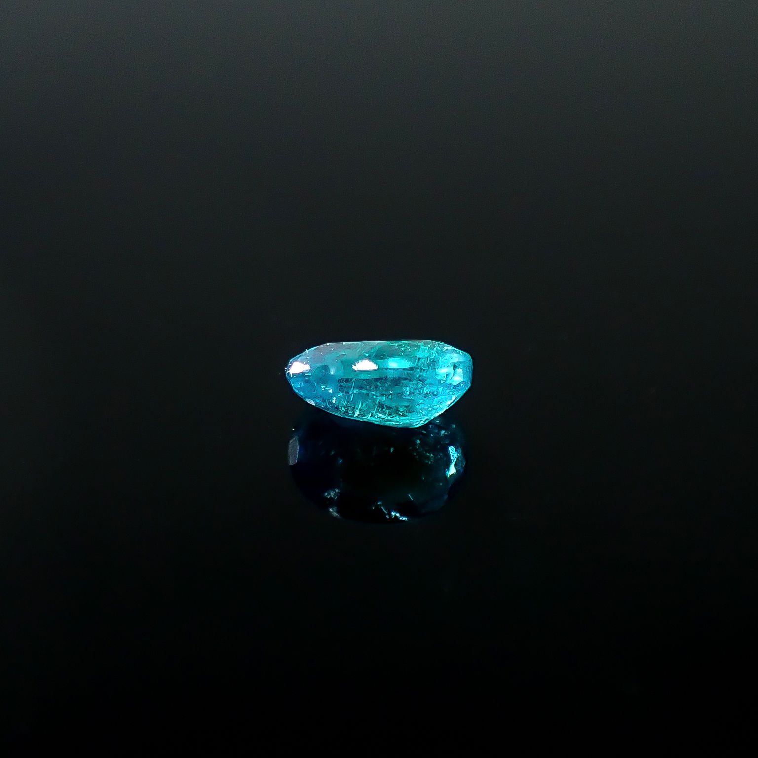 パライバトルマリン ブラジル産 0.25ct / 4.5x3.5mm前後 [251031352]