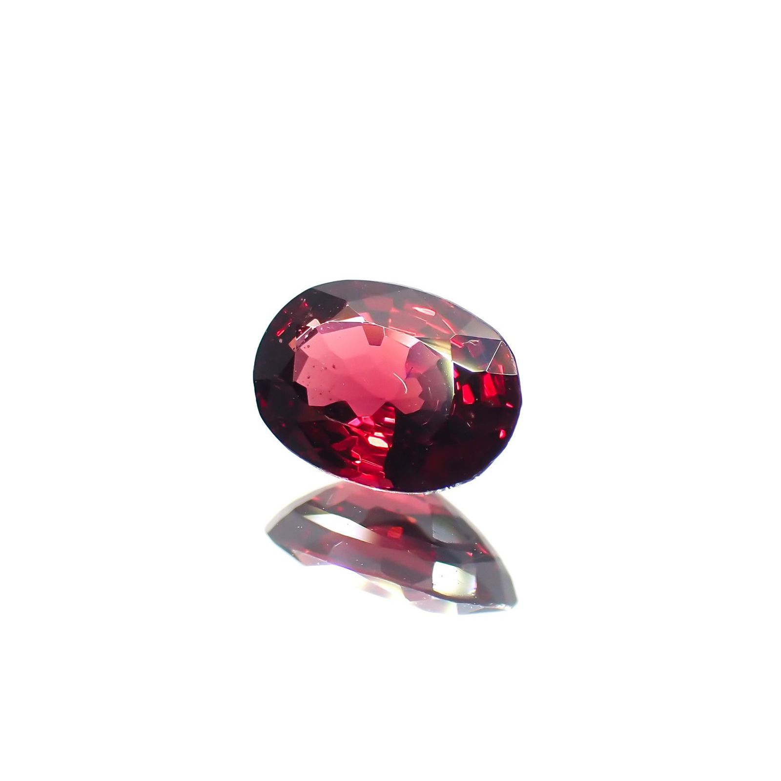 レッドスピネル(宝石名レッド・スピネル)タンザニア産 ソ付(彩珠) 0.960ct / 7.3x5.2mm前後 [260117242]