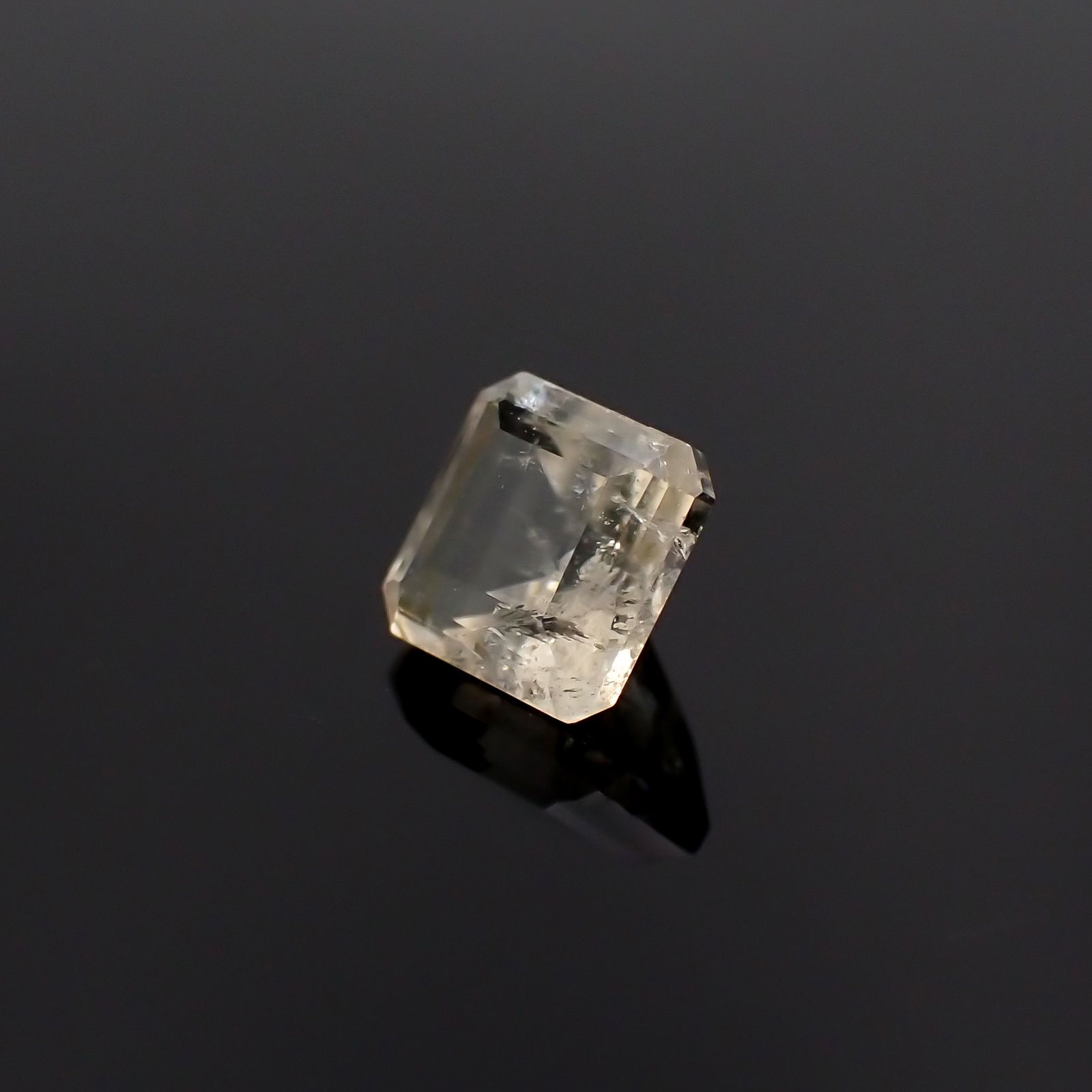メライト(宝石名メライト)ハンガリー/ドイツ産 0.248ct ソ付(日独)[230823294]4.27x4.25mm前後