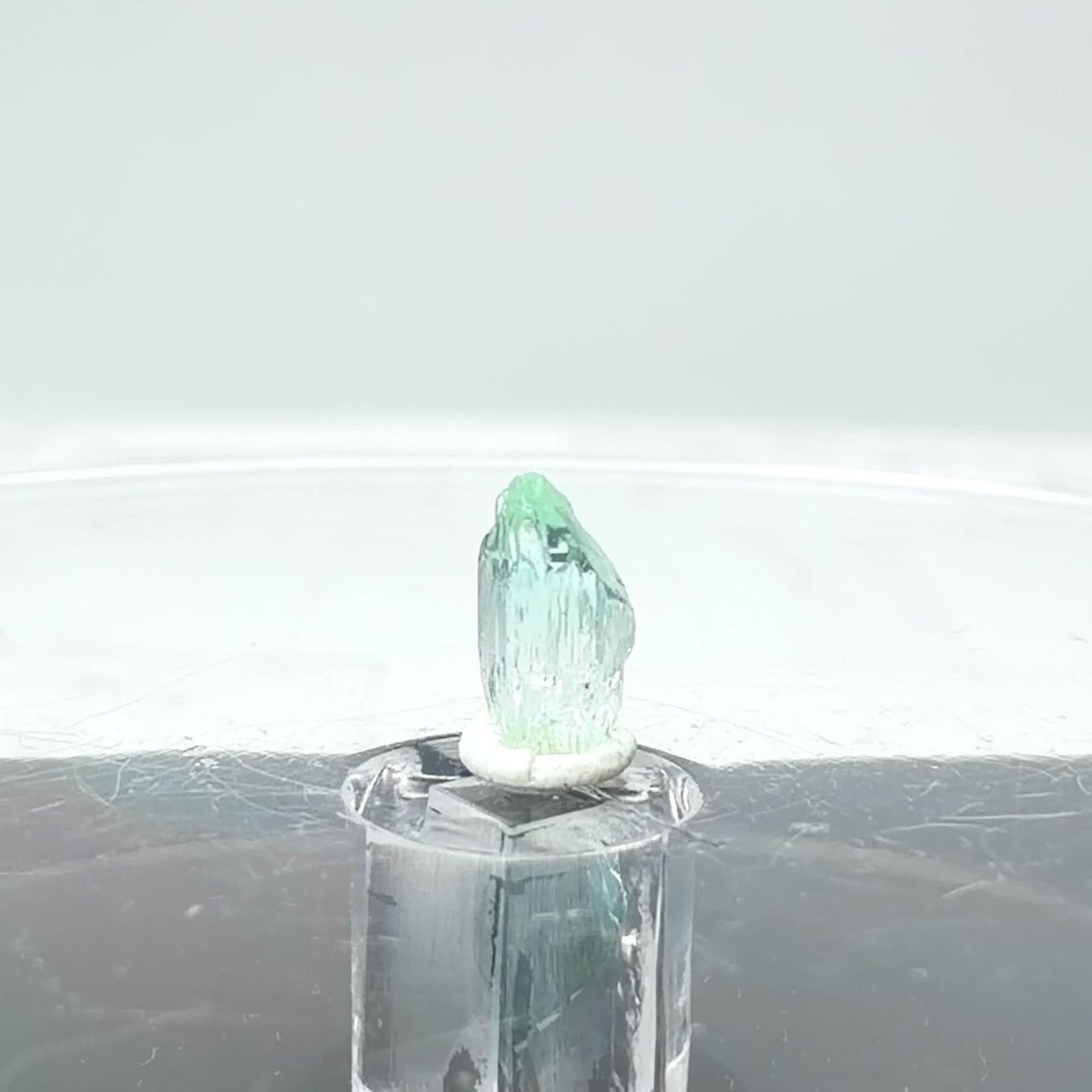 ミントベリル　結晶　原石　ナイジェリア産 ミントベリル柱状結晶 原石 ナイジェリア産 0.69ct / 7.3x3.7mm前後