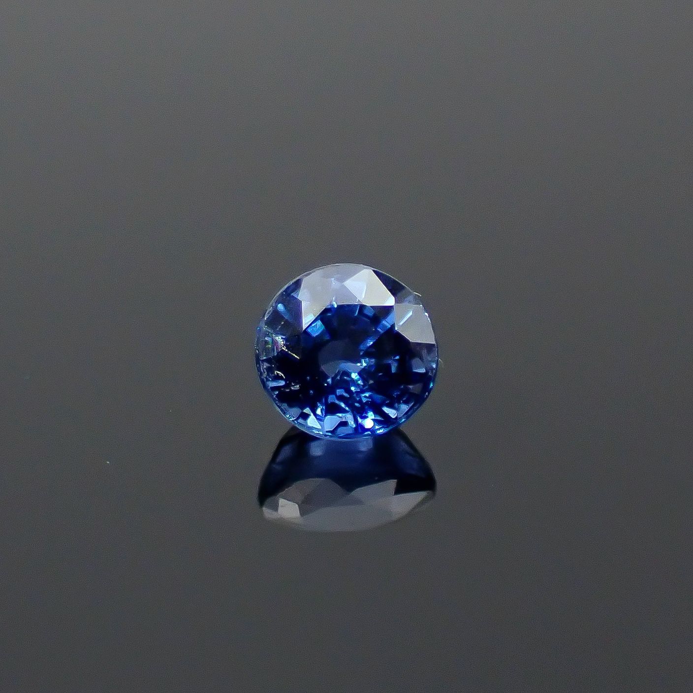 サファイア スリランカ/マダガスカル産 0.26ct / 3.4x3.4mm前後 [250931006]