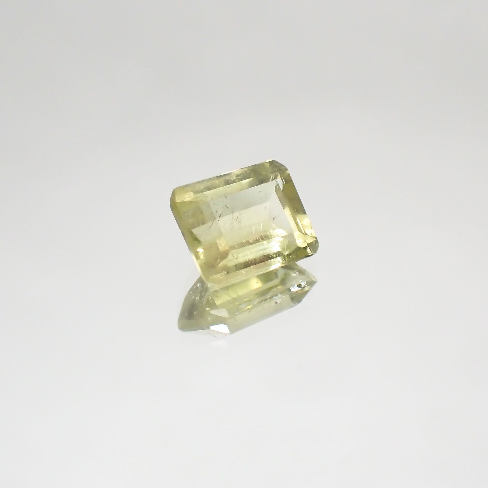 ブラジリアナイト(宝石名ブラジリアナイト) ブラジル産 1.22ct 識別済[210510746]6.9×5.6mm前後