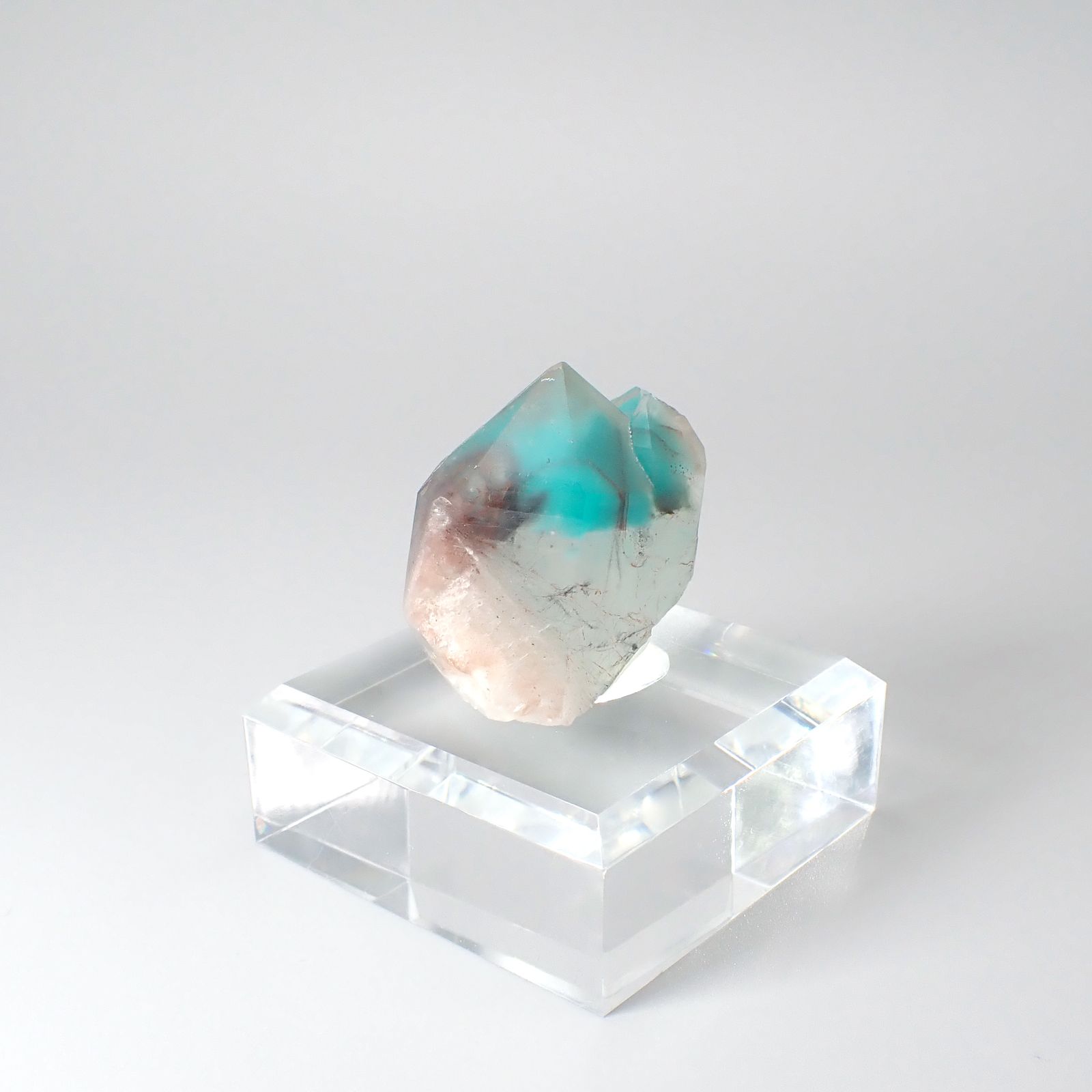アホイトインクォーツ原石 南アフリカ・メッシーナ鉱山産 アクリル台座付き 159.82ct(31.96g) / 36x21.7x32.1mm前後 [260532292]