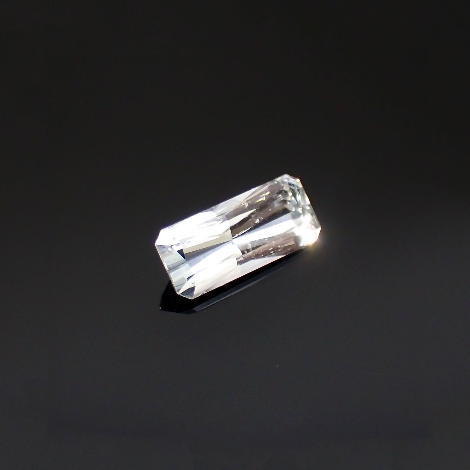 ジェレメジェバイト(宝石名エレメジェバイト)ナミビア産 識別済 0.82ct / 9.2x3.9mm前後 [220616312]