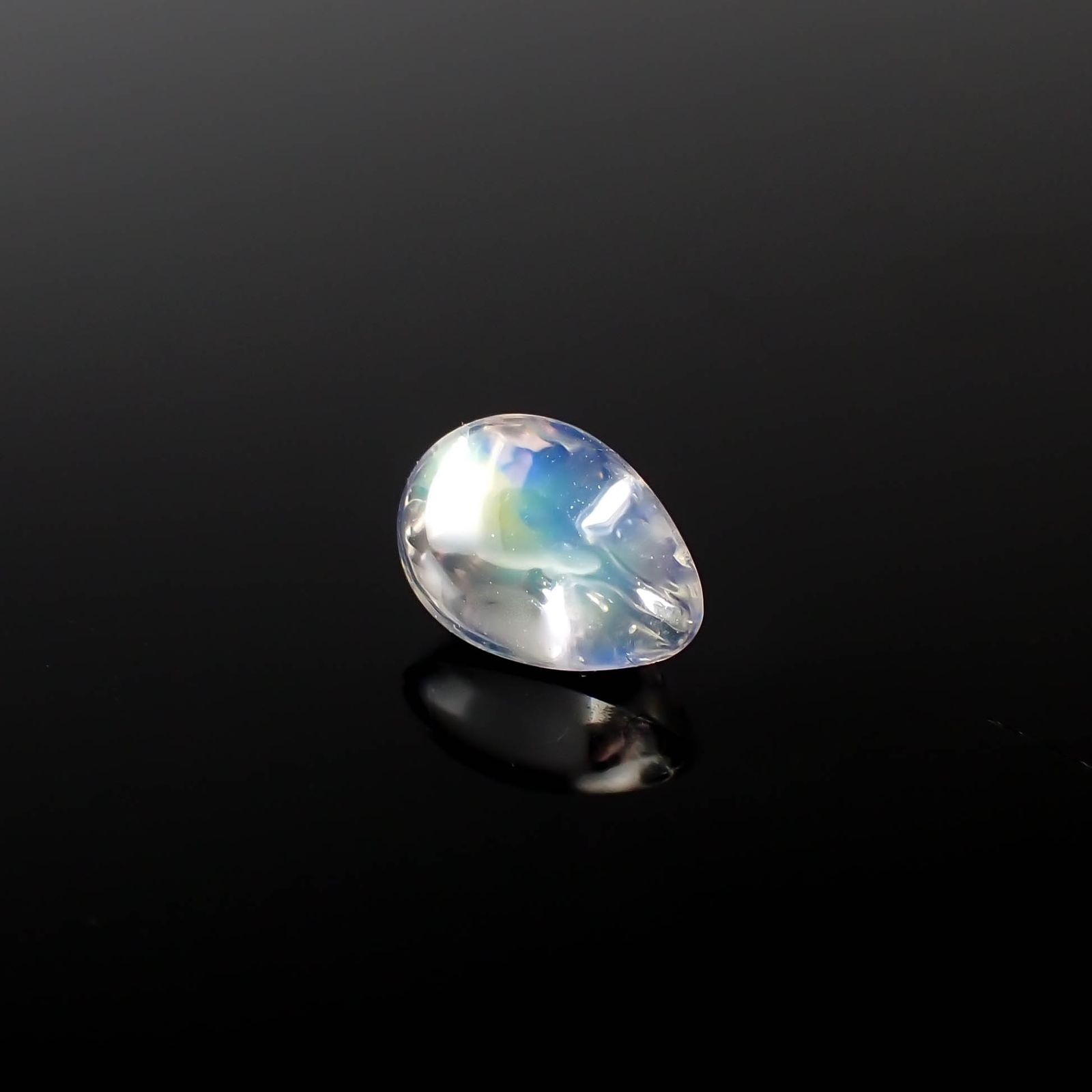 ◇バフカット◇レインボームーンストーン(宝石名ラブラドライト)マダガスカル産 1.129ct ソ付(彩珠)[240427200]7.8x5.4mm前後