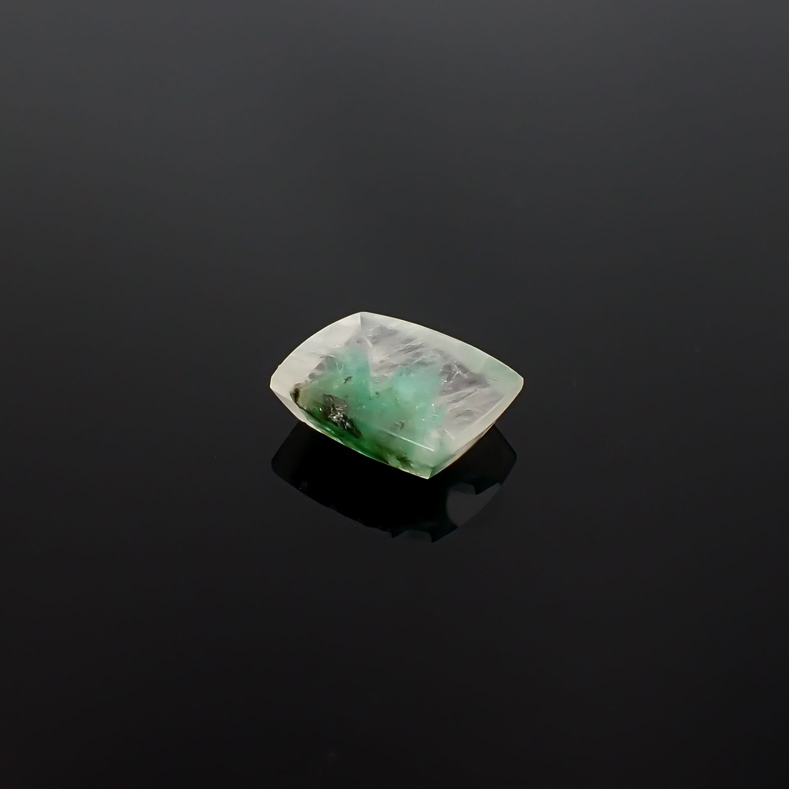エメラルドインクォーツ ブラジル産 7.83ct / 14.1x11.9mm前後 [260432031]