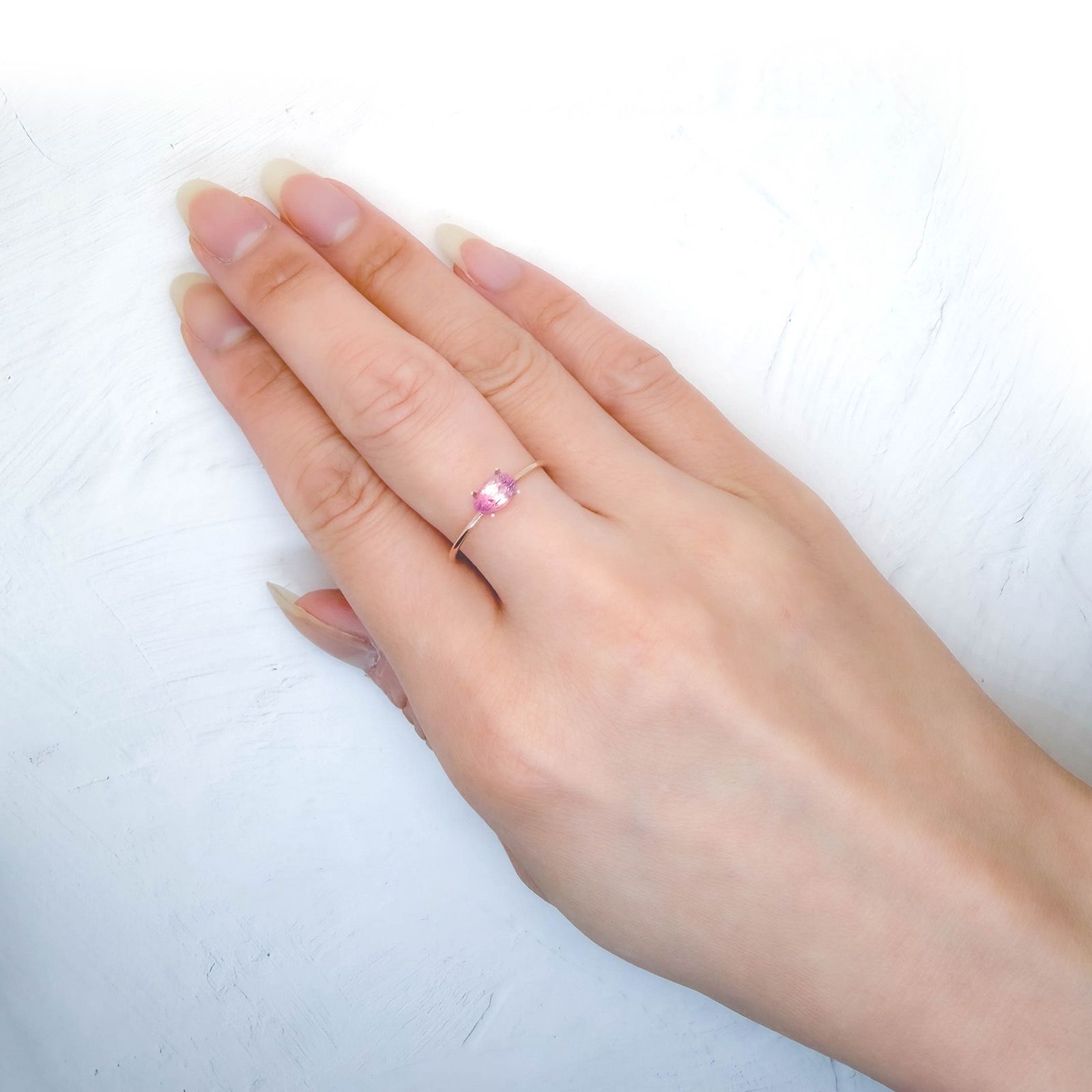 シルキーピンクサファイア 非加熱 ベトナム産 0.65ct / 6.4x4mm前後 [260819455]