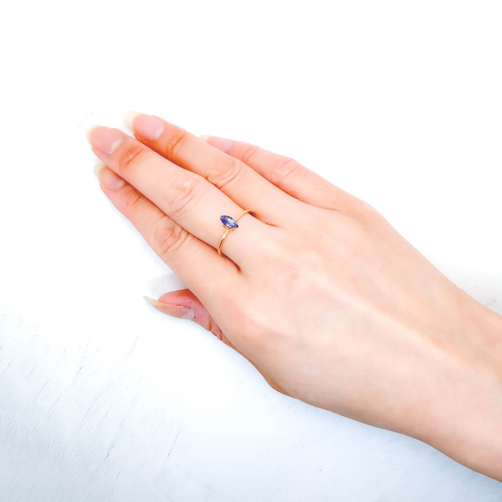 アイスブルーサファイア スリランカ/マダガスカル産 0.56ct / 7.4x3.3mm前後 [260632474]