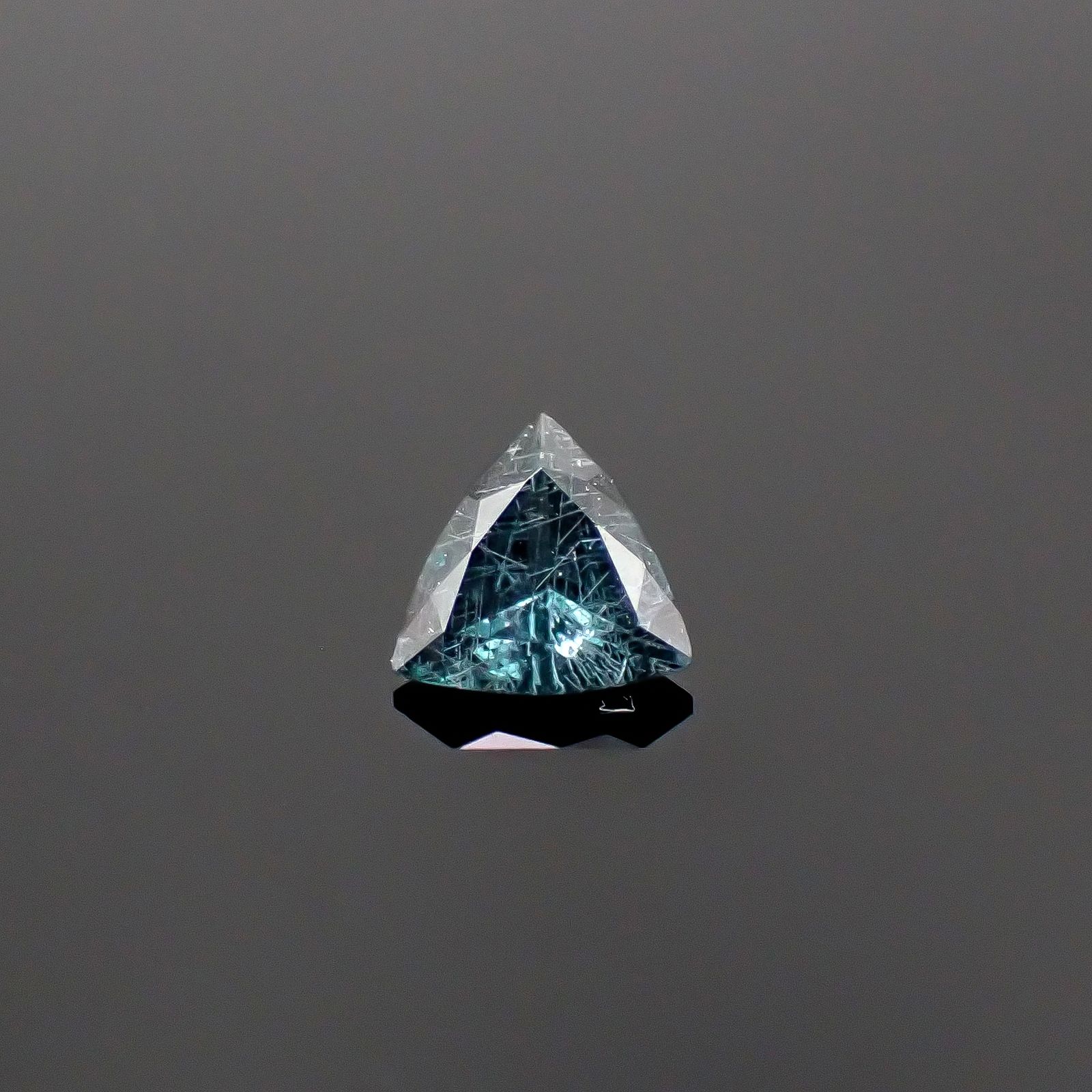 ベキリーブルーガーネット（カラーチェンジガーネット アレキタイプ） マダガスカル・ベキリー産 0.17ct / 3.7x3.8mm前後 [251231514]