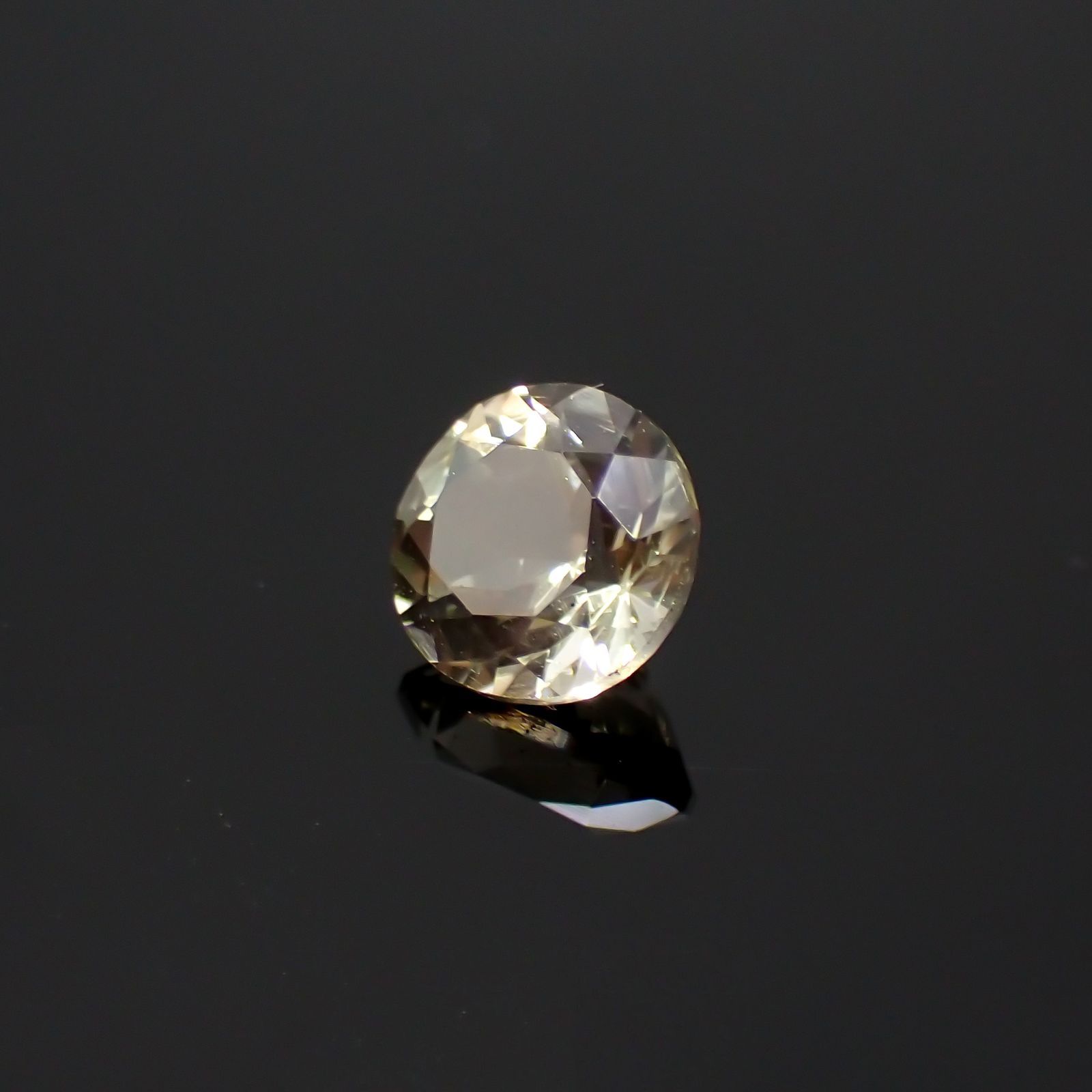 バイカラーオレゴンサンストーン(宝石名ラブラドライト)アメリカ・オレゴン州産 識別済 0.82ct / 6.1x6.1mm前後 [220616439]