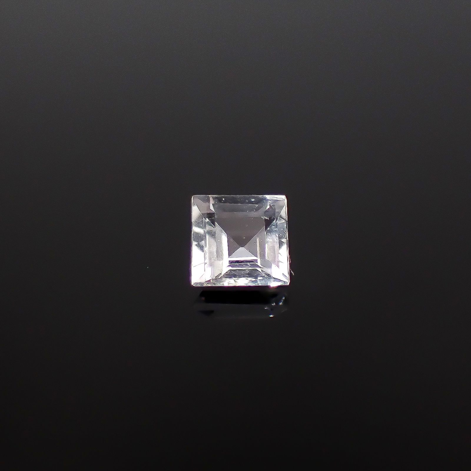 テネブレッセンススキャポライト アフガニスタン産 0.15ct / 3.2x3.2mm前後 [260432040]