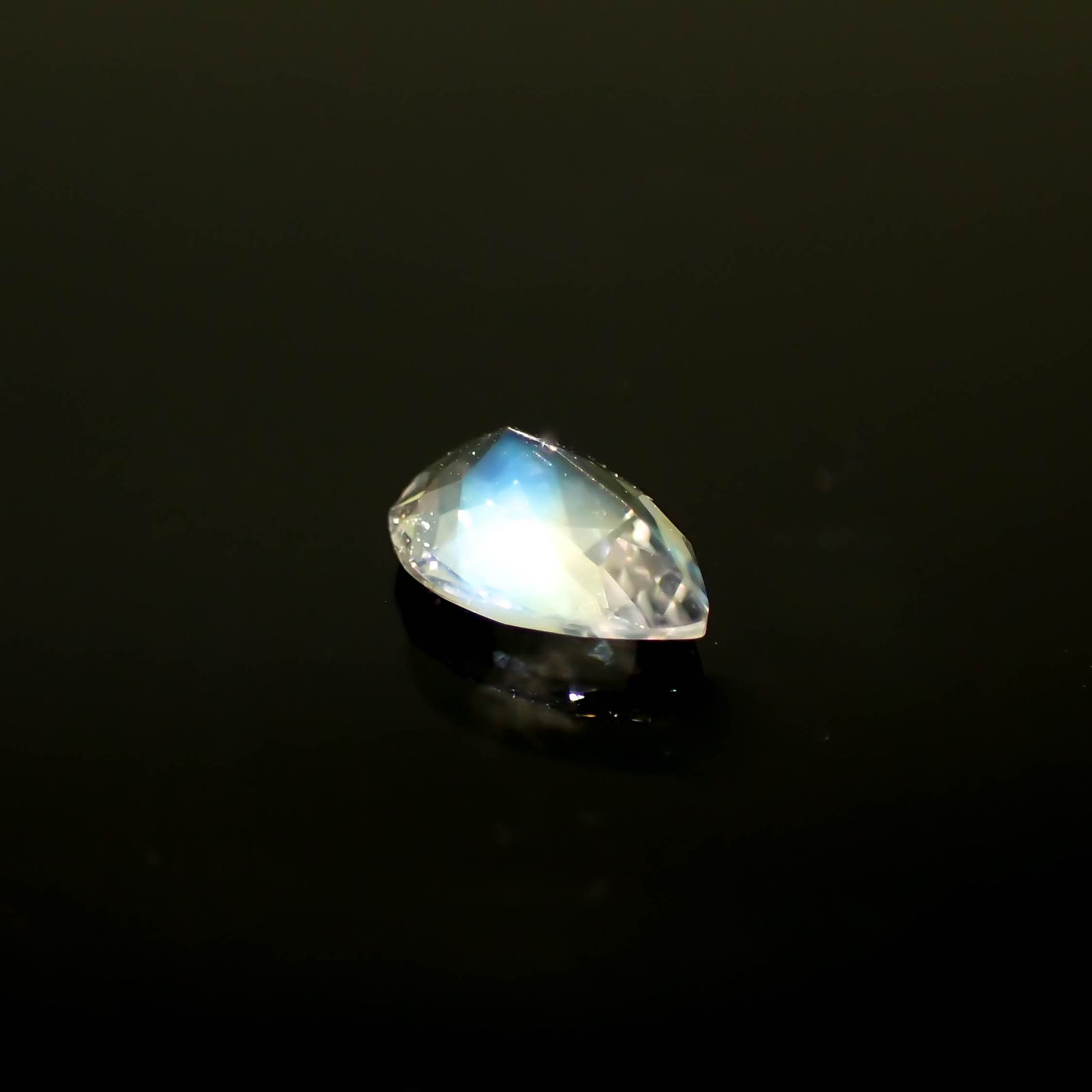 レインボームーンストーン ザンビア産 0.37ct[231224800]6.2x4.1mm前後