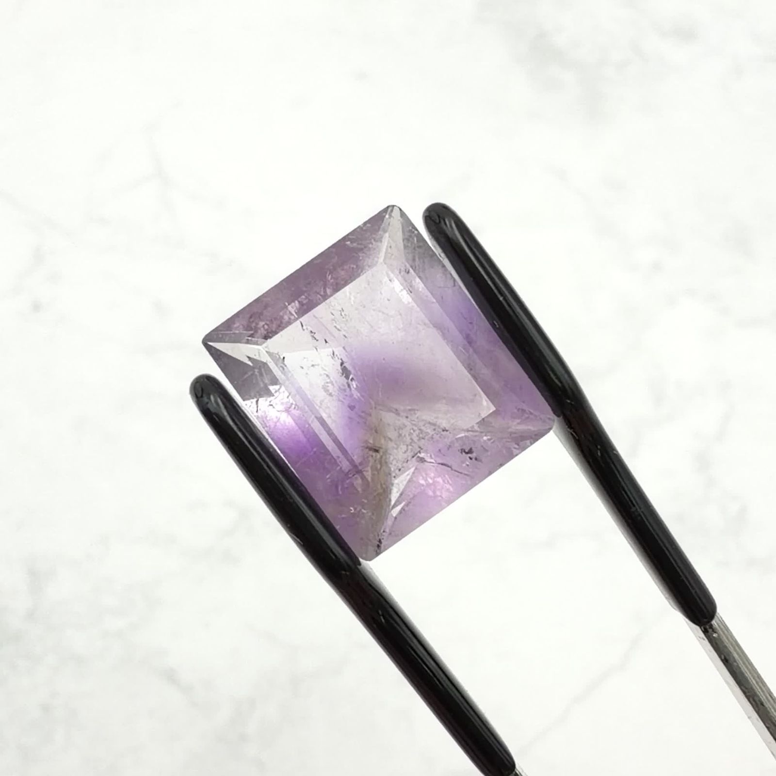 ブラジルから持って来た、アメジストです。 ワンウェイアメジスト ブラジル産 8.91ct / 14x12.1mm前後 [260432023